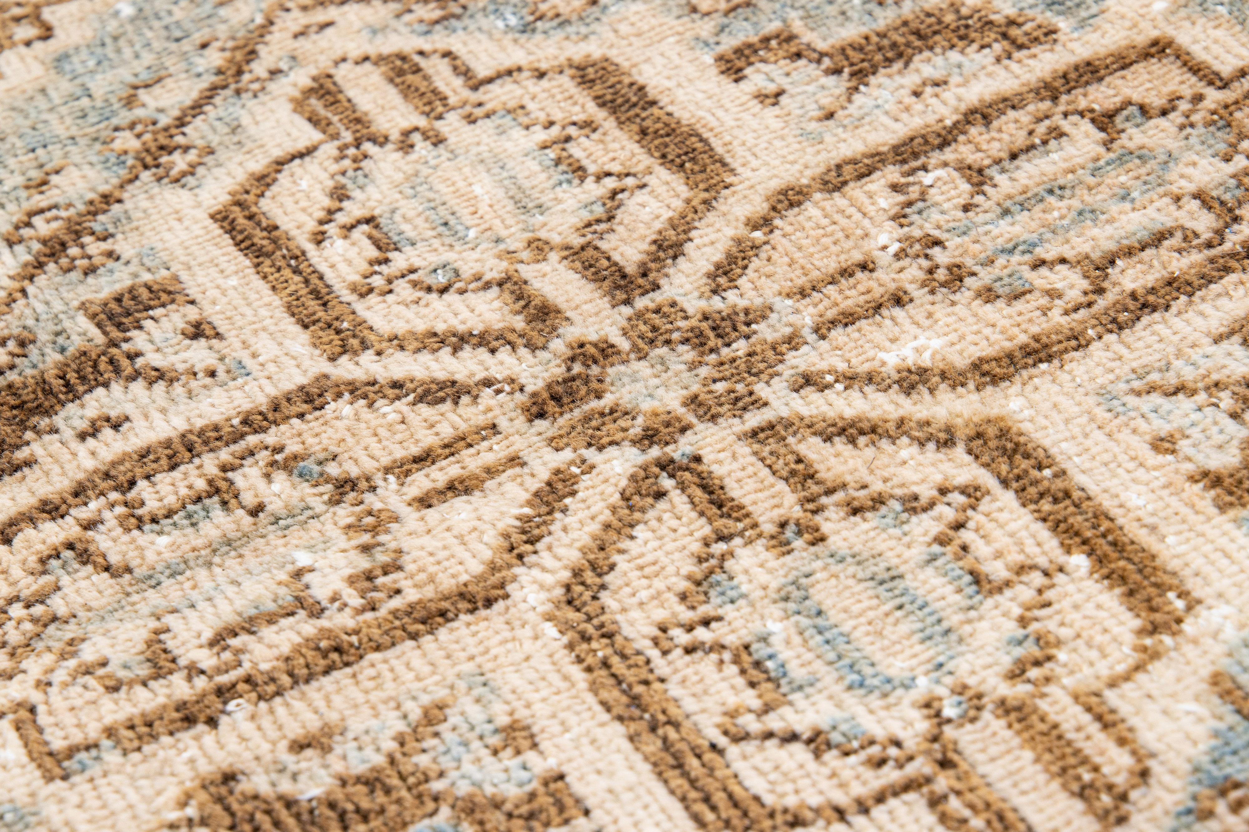 Alfombra persa vintage de lana con medallón beige hecha a mano de los años 60 siglo XX en venta