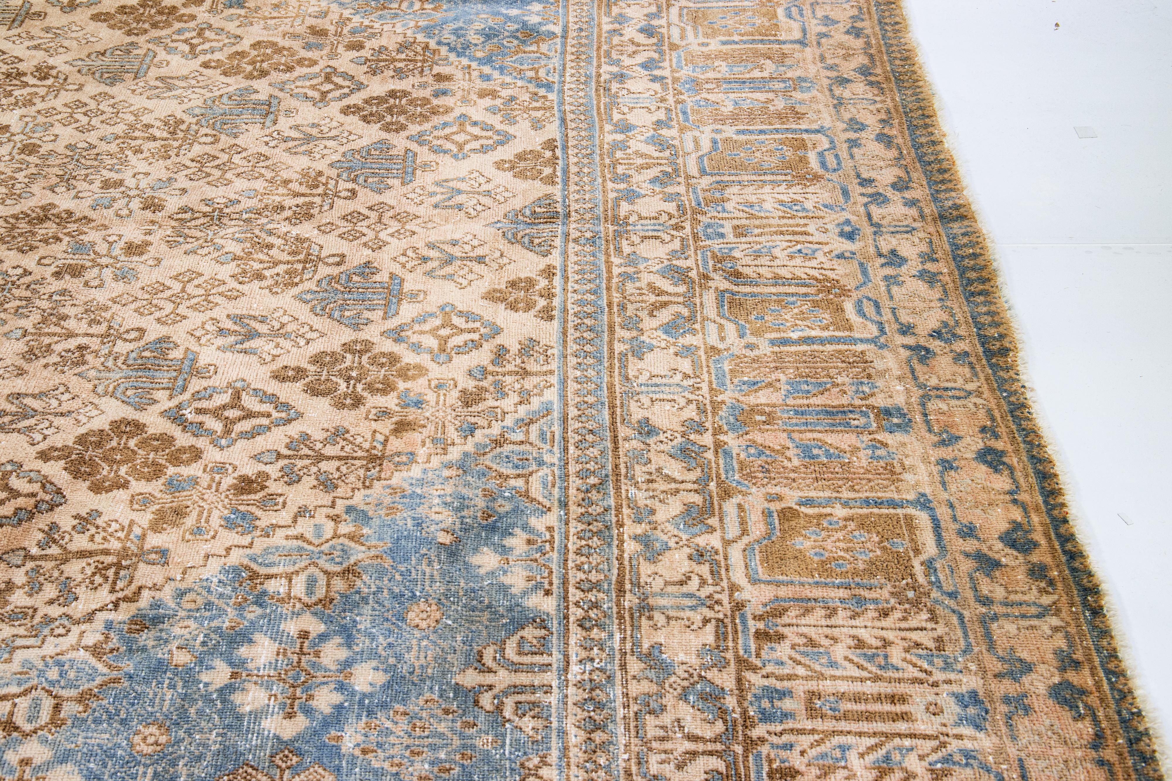 Alfombra persa vintage de lana con medallón beige hecha a mano de los años 60 en venta 1