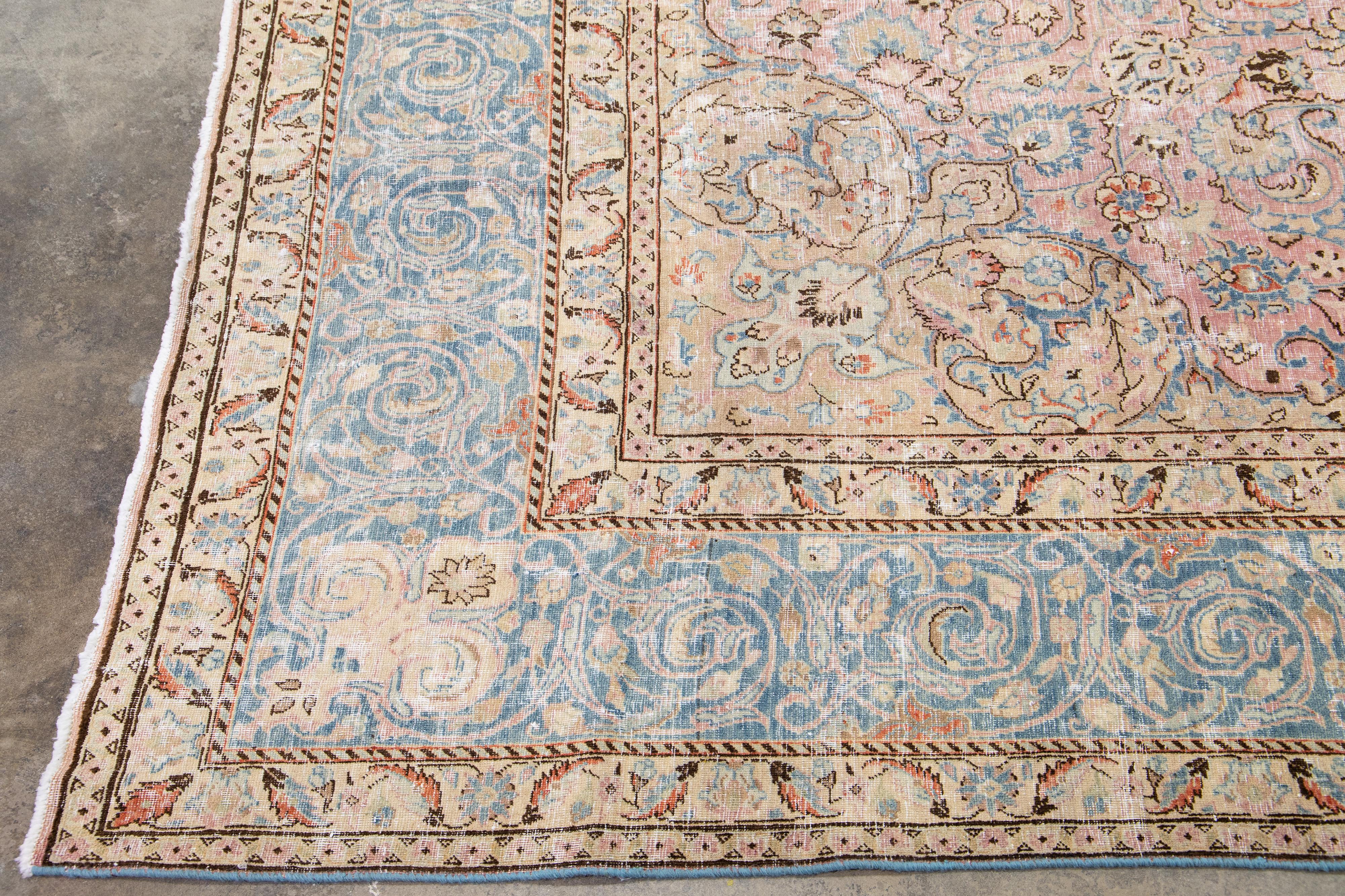 1960er Vintage Persisch Distressed Handmade Floral Rose Wool Rug (Islamisch) im Angebot