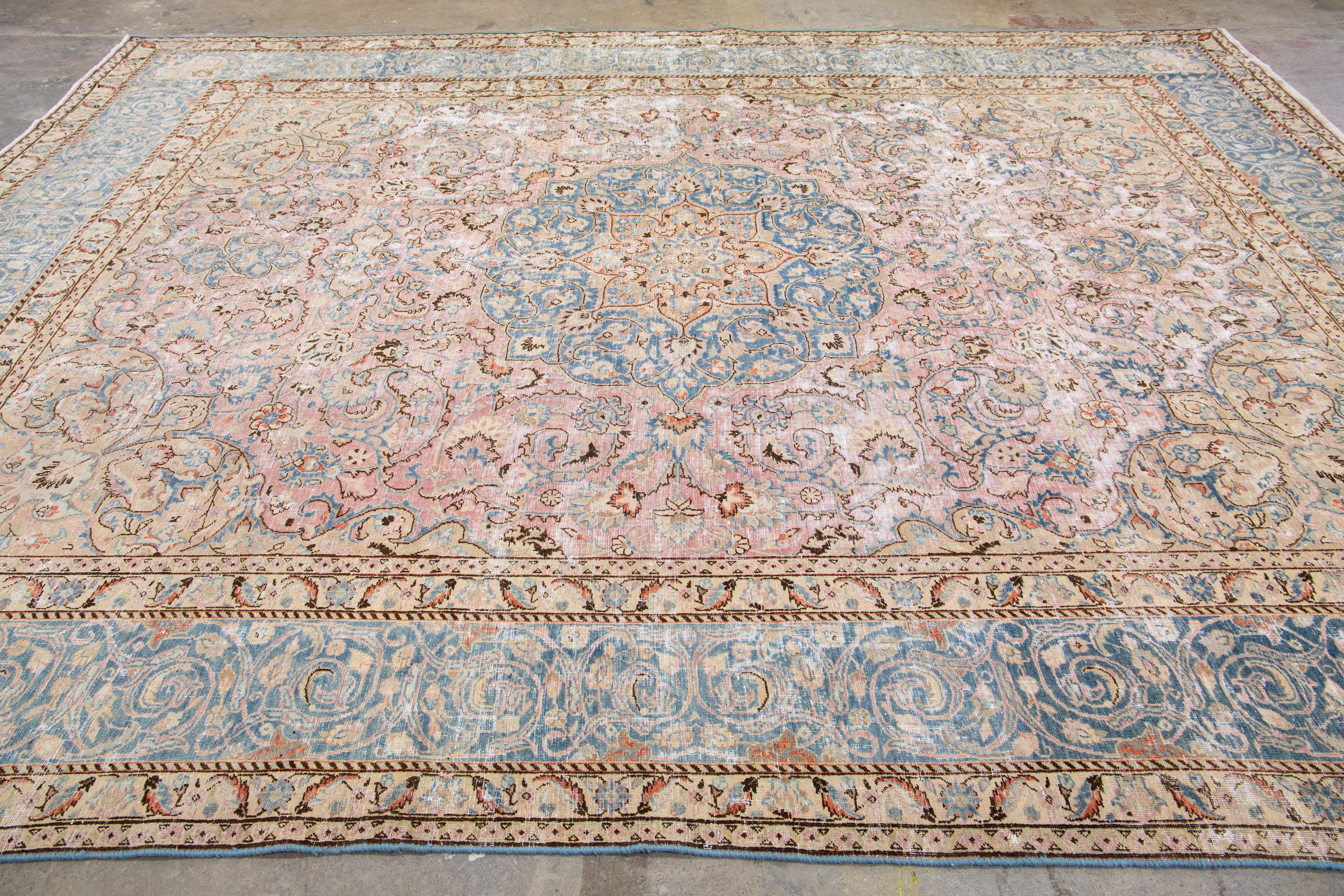 1960er Vintage Persisch Distressed Handmade Floral Rose Wool Rug (Handgeknüpft) im Angebot