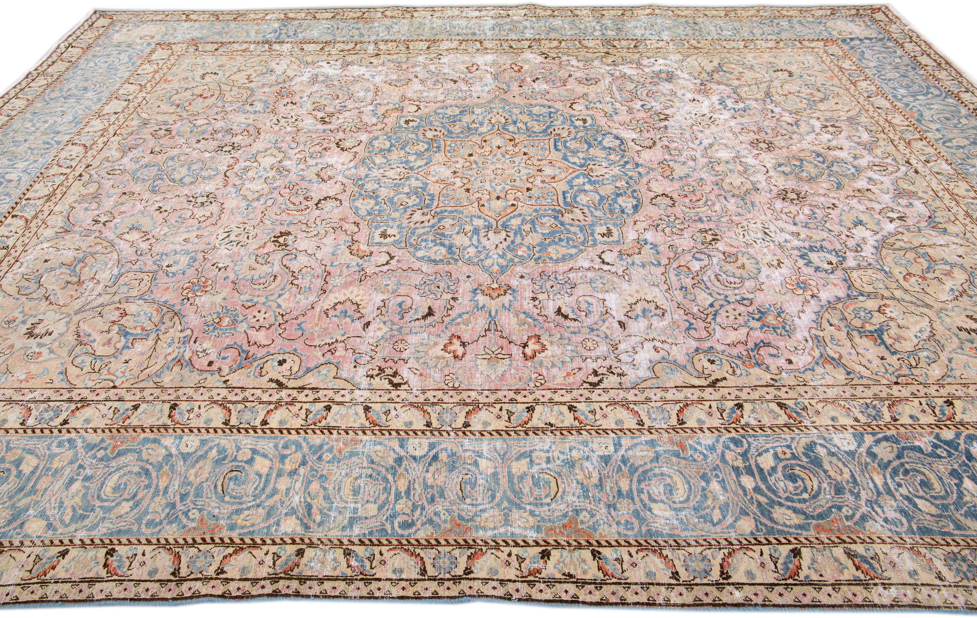 1960er Vintage Persisch Distressed Handmade Floral Rose Wool Rug (20. Jahrhundert) im Angebot