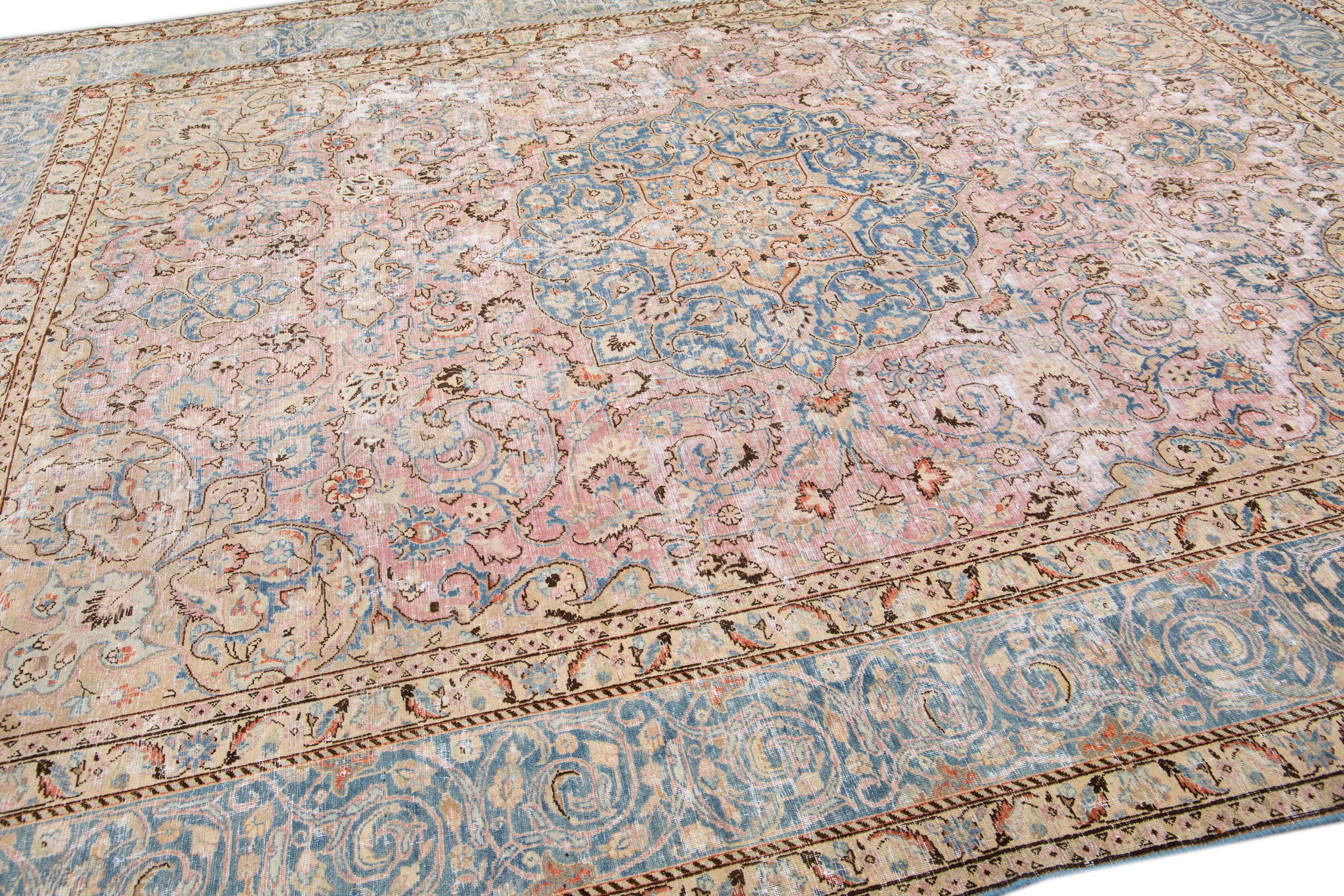 1960er Vintage Persisch Distressed Handmade Floral Rose Wool Rug (Wolle) im Angebot