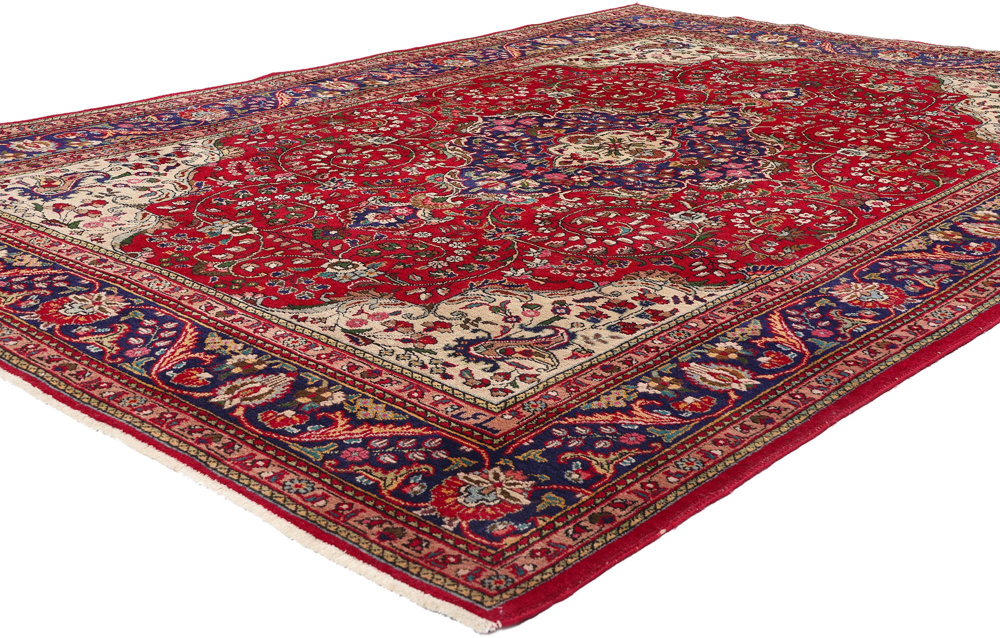 79146 Alfombra Persa Tabriz Vintage, 07'00 x 10'01. Esta alfombra persa Tabriz vintage de lana anudada a mano es una obra maestra de la artesanía tradicional, y su diseño es una vívida representación de la elegancia atemporal y los detalles