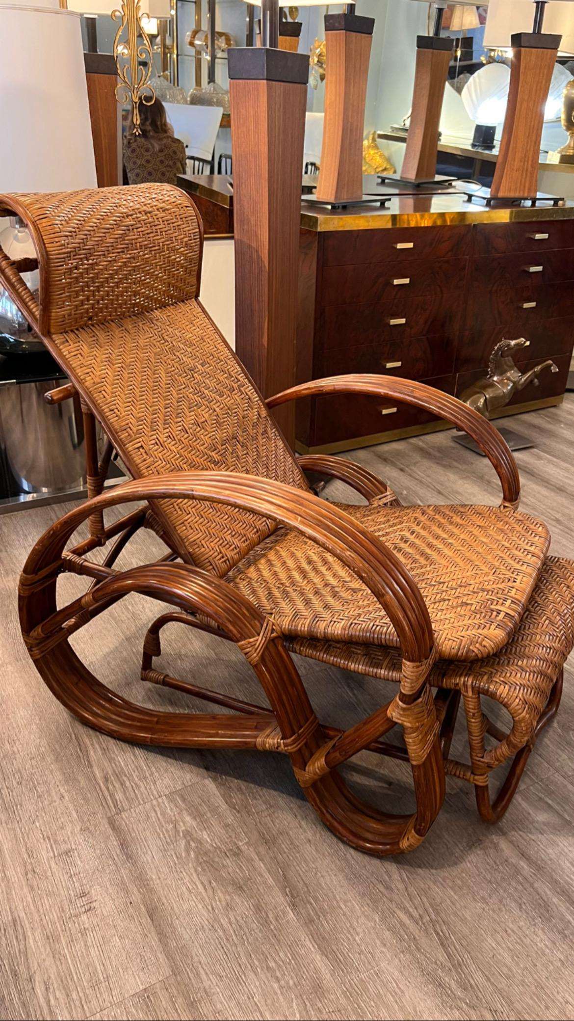 1960er Jahre Vintage Rattan und Bambus Verstellbarer und ausziehbarer Liegestuhl

Rattan und Bambus  aus den 60er Jahren, Liege und ausziehbarer Liegestuhl. 
Das Design für diesen Liegestuhl ist ganz nach dem Geschmack von Paul Frankl.  Dieses Stück