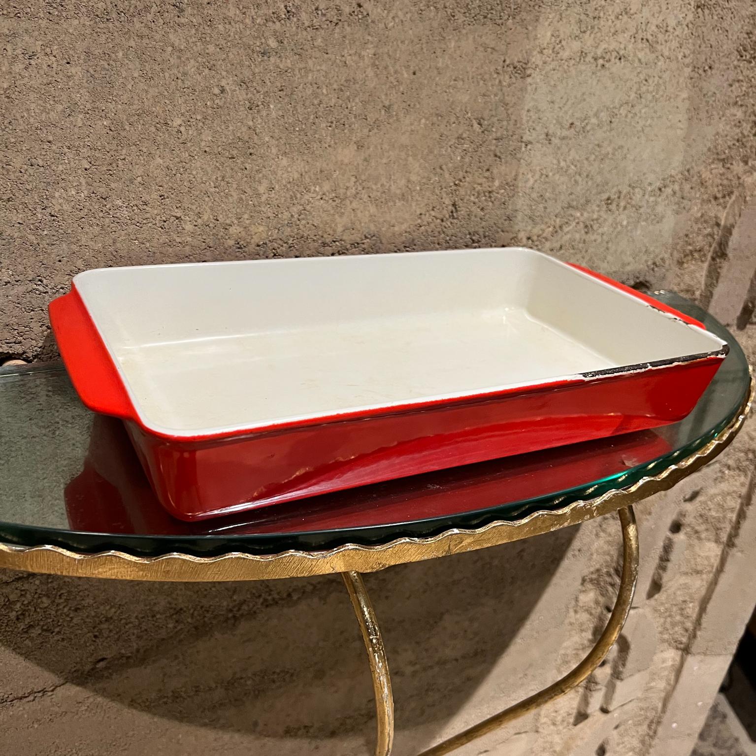 1960s Vintage Red Enamelware Casserole Baking dish Copco Michael Lax Denmark
Cocotte en fonte
2,38 haut x 8,63 d x 16 long
Estampillé en dessous de COPCO, Michael LAX.
Quelques entailles présentes sur les bords.
État d'origine non