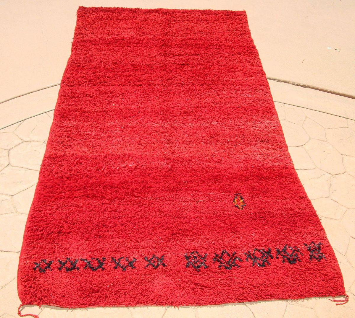 1960s Vintage Red Ethnic Moroccan Fluffy Rug.Vintage authentique tribal Moroccan Berber rug from the Middle Atlas mountains. Tapis africain ethnique monochrome rouge avec des variations d'intensité de couleur typiques de cette tribu. Il s'agit d'un