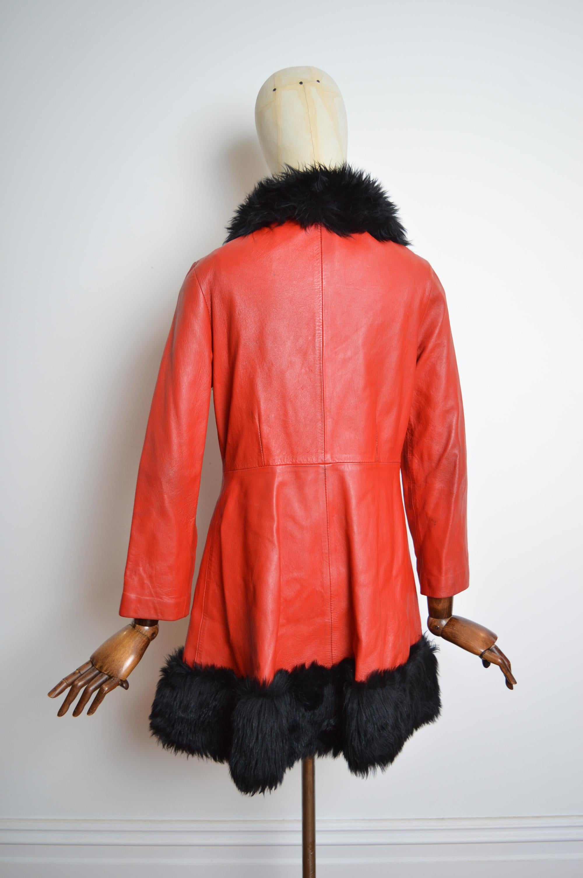 1960er Jahre Vintage Penny Lane Mantel aus rotem Leder & schwarzem fluffy Kragen aus Shearling im Zustand „Gut“ im Angebot in Sheffield, GB