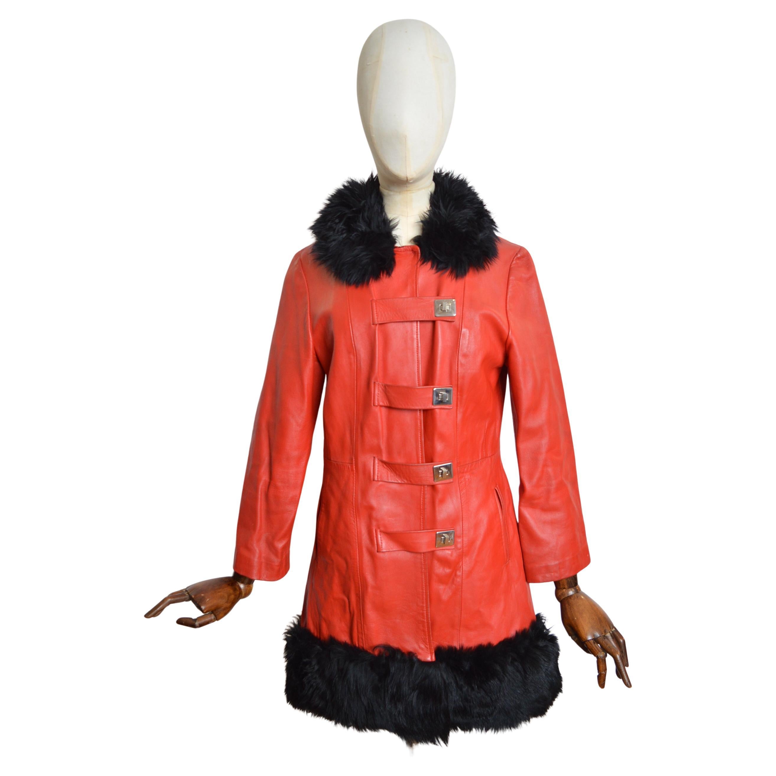 1960er Jahre Vintage Penny Lane Mantel aus rotem Leder & schwarzem fluffy Kragen aus Shearling im Angebot