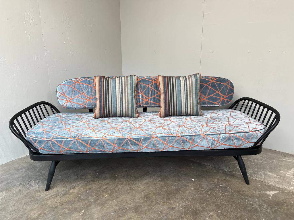 1960's vintage Retro schwarz lackiert Studio Couch, daybed Surfbrett geformt zurück (Buchenholz) im Angebot