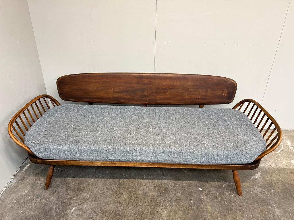 1960's vintage Retro champagne  coloured Studio Couch daybed For Sale 3