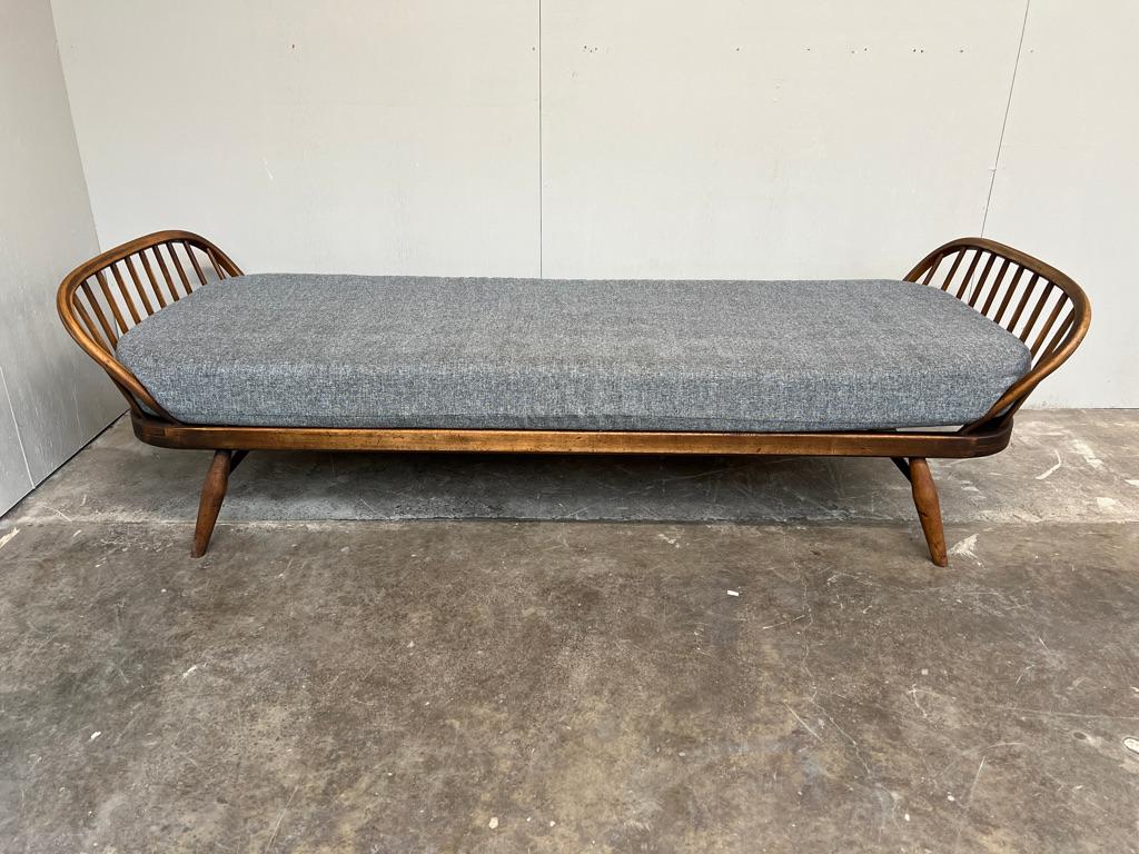 1960's vintage Retro champagne  coloured Studio Couch daybed For Sale 4