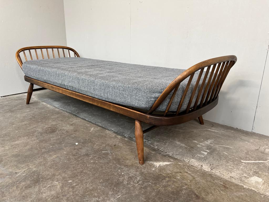 1960's vintage Retro champagne  coloured Studio Couch daybed For Sale 5