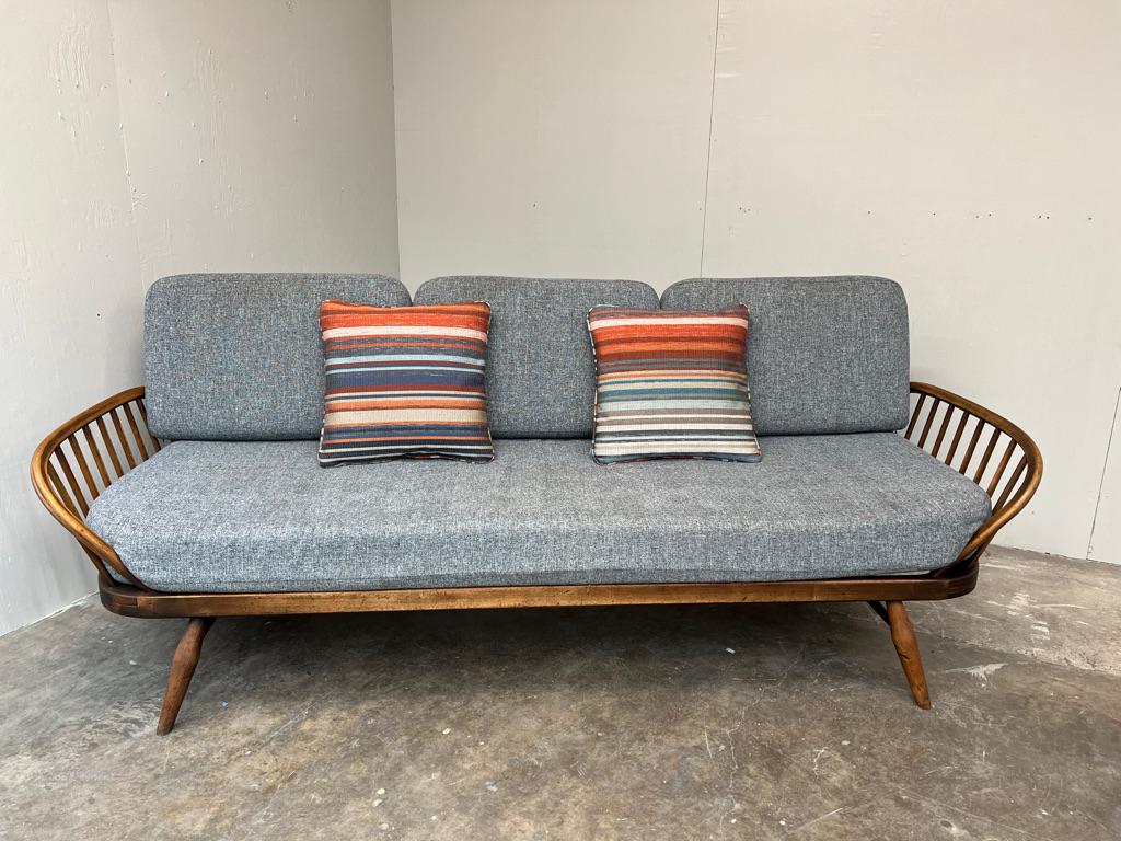 British 1960's vintage Retro champagne  coloured Studio Couch daybed For Sale