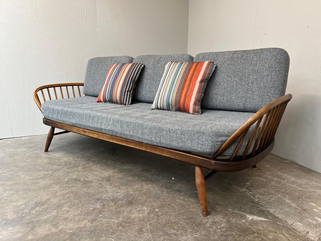 Beech 1960's vintage Retro champagne  coloured Studio Couch daybed For Sale