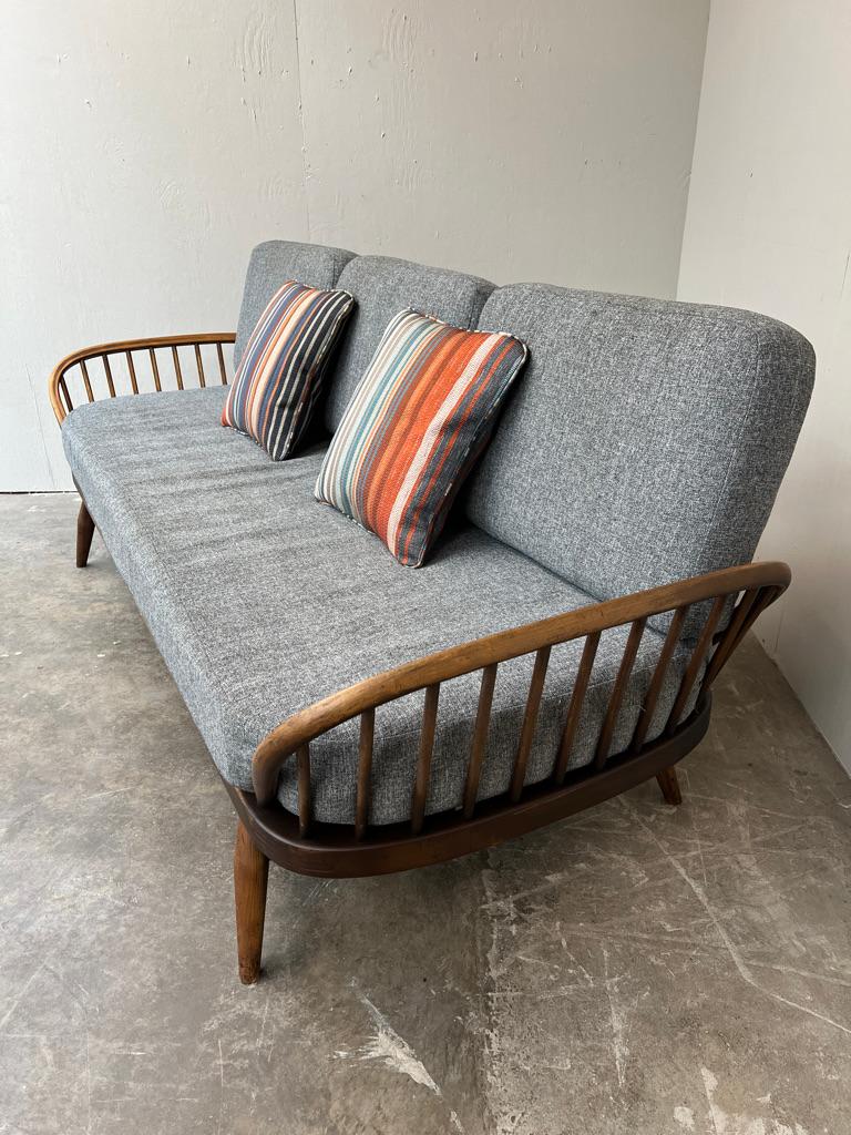 1960's vintage Retro champagne  coloured Studio Couch daybed For Sale 1