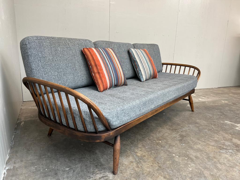 1960's vintage Retro champagne  coloured Studio Couch daybed For Sale 2