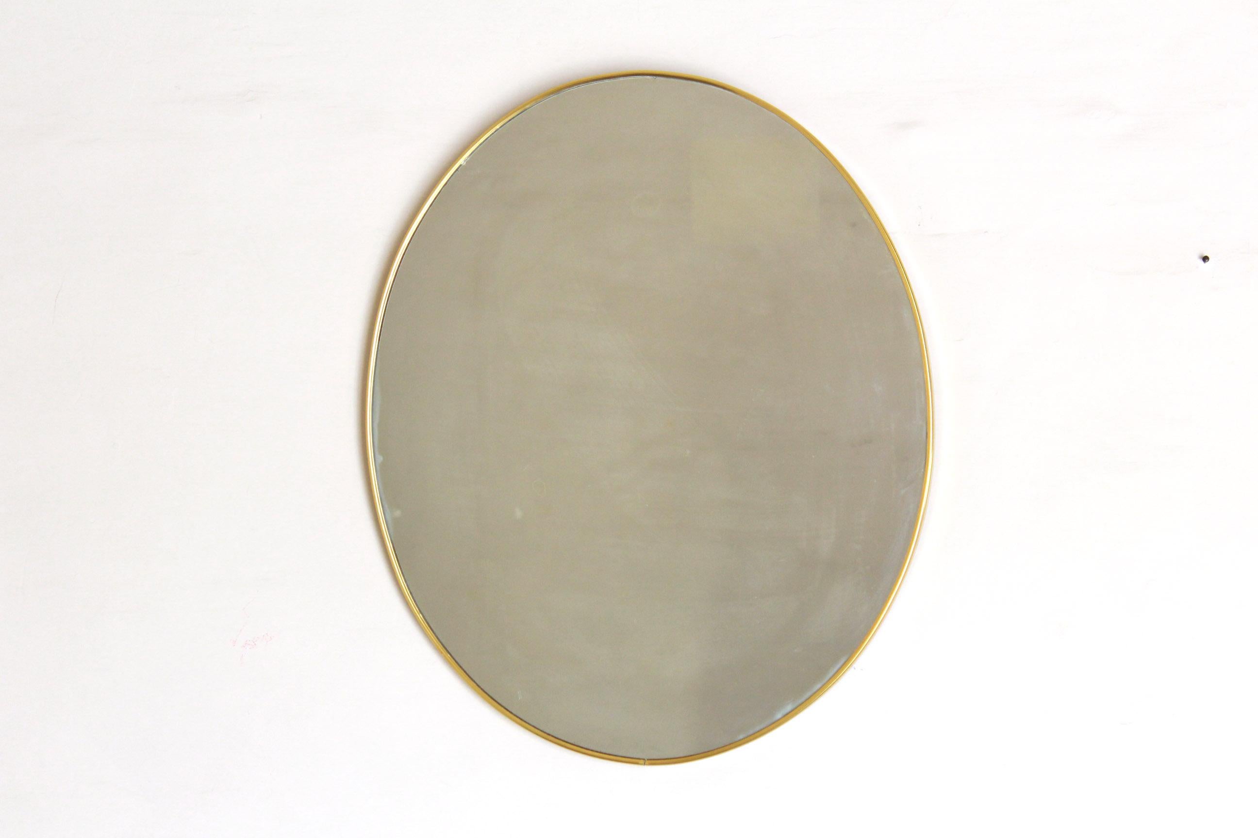 A 1960s vintage goldenrod frame round mirror. In very good conditions with only some sign of time.

  