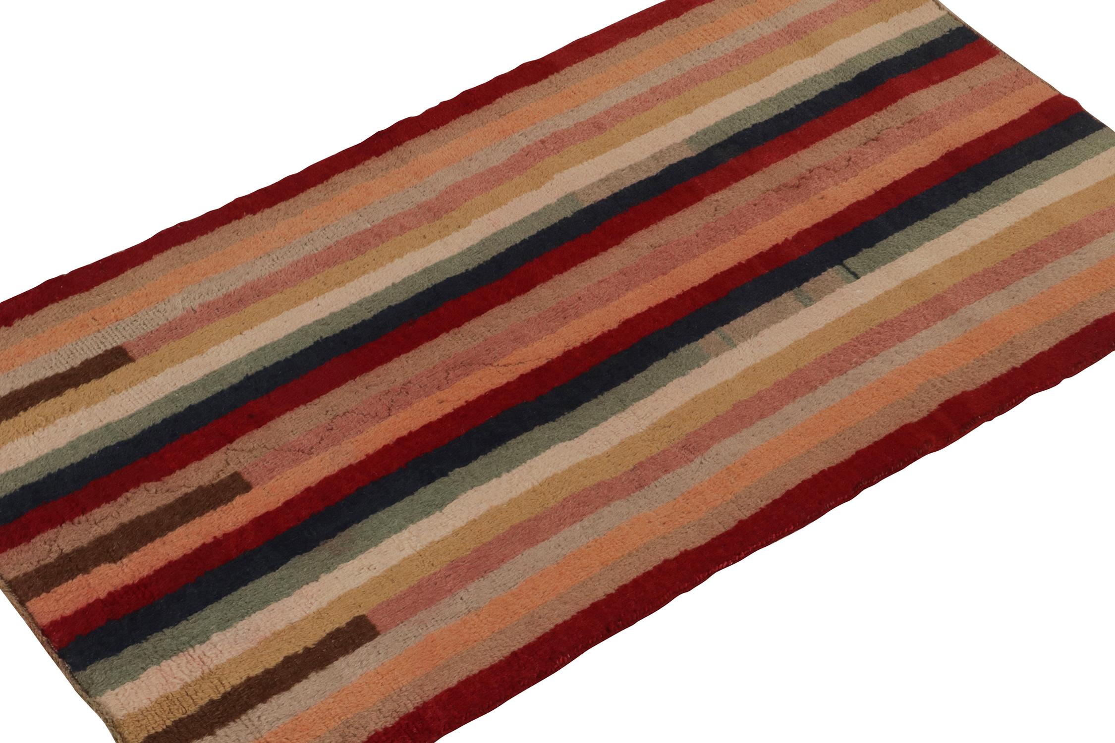 Alfombra vintage 3x5 de mediados de siglo que se cree pertenece al repertorio del aclamado artista multidisciplinar turco Zeki Müren. 

La pieza goza de sencillas rayas policromáticas con una orientación intrigante para un atractivo vibrante, pero