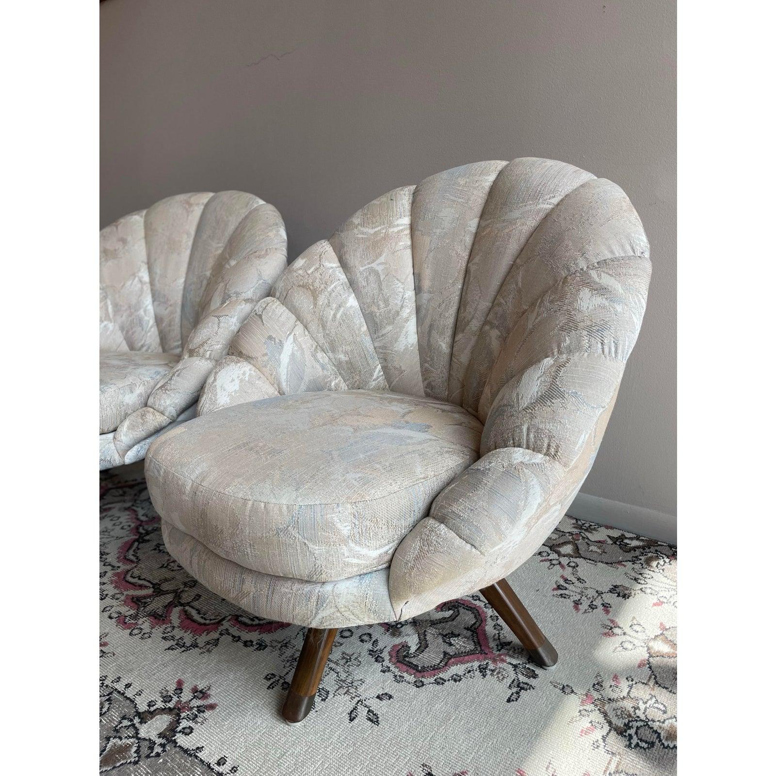 Paire de chaises pivotantes en coquillage datant des années 1960 en vente 3