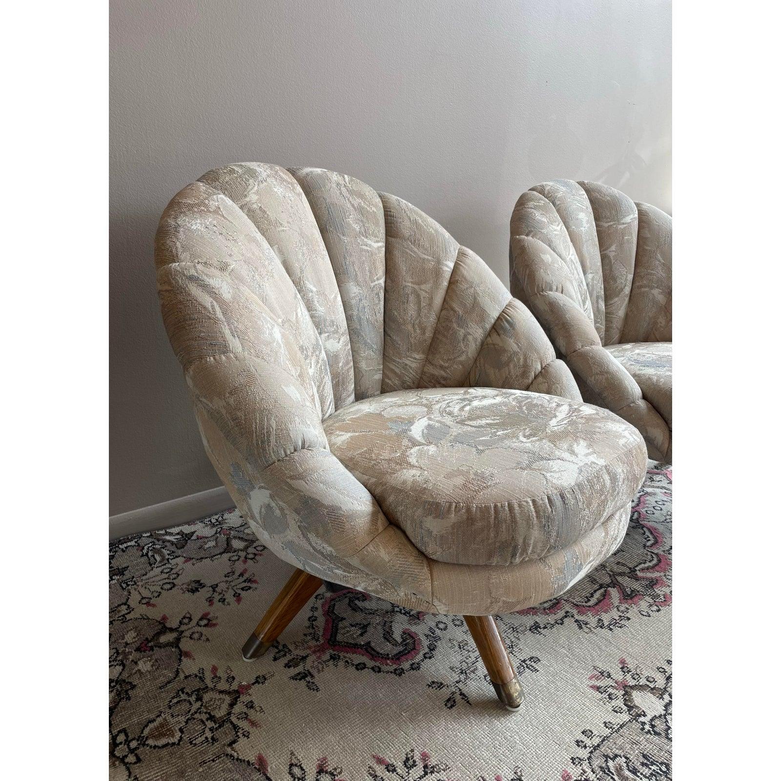 Américain Paire de chaises pivotantes en coquillage datant des années 1960 en vente
