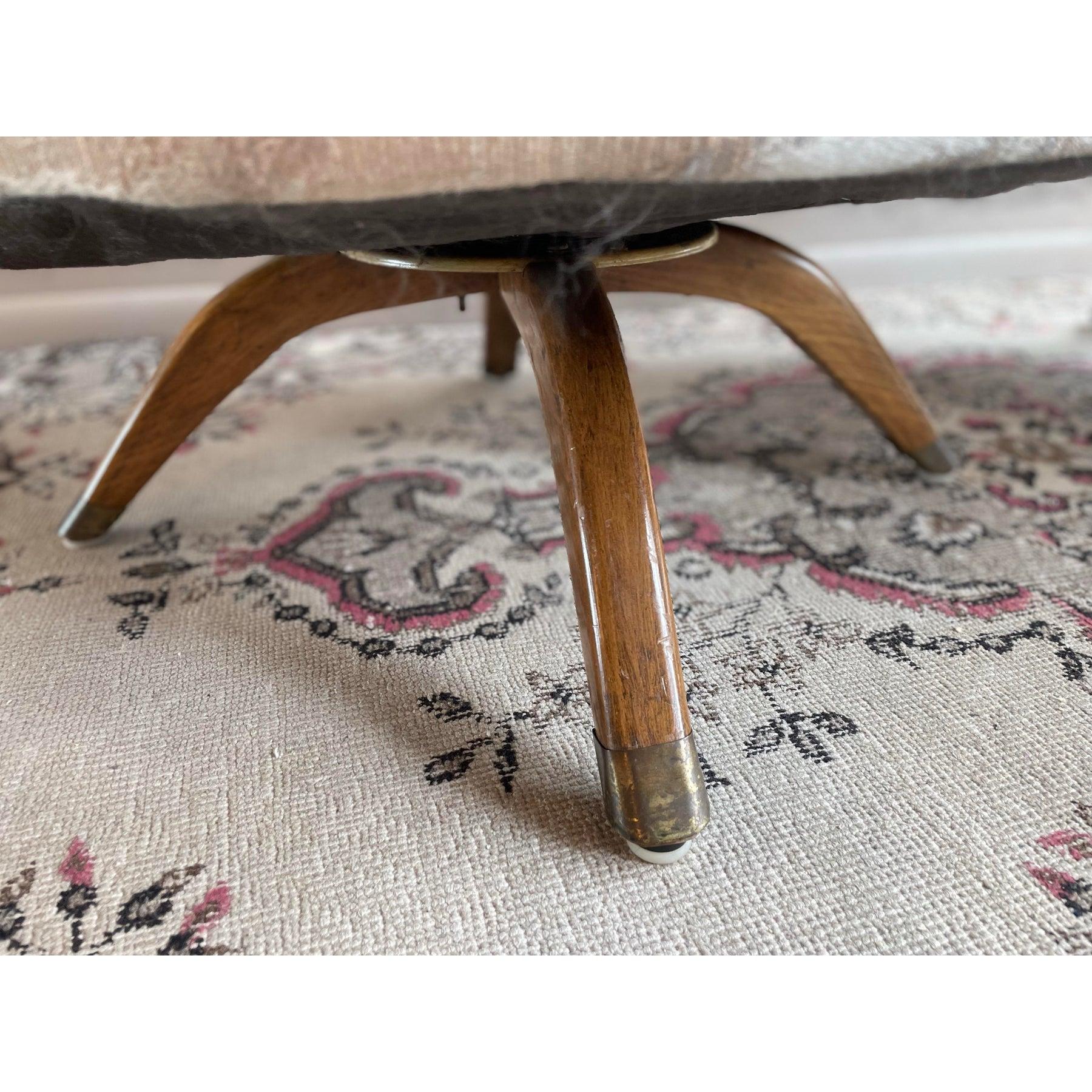 Paire de chaises pivotantes en coquillage datant des années 1960 Bon état - En vente à Chicago, IL