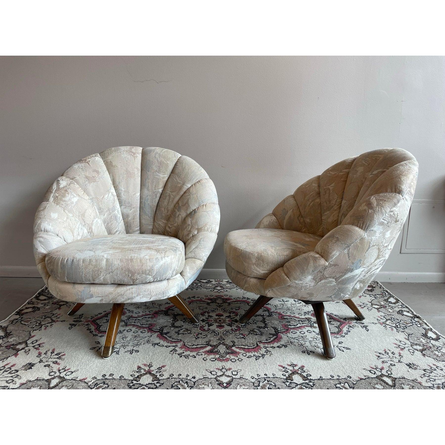 Milieu du XXe siècle Paire de chaises pivotantes en coquillage datant des années 1960 en vente