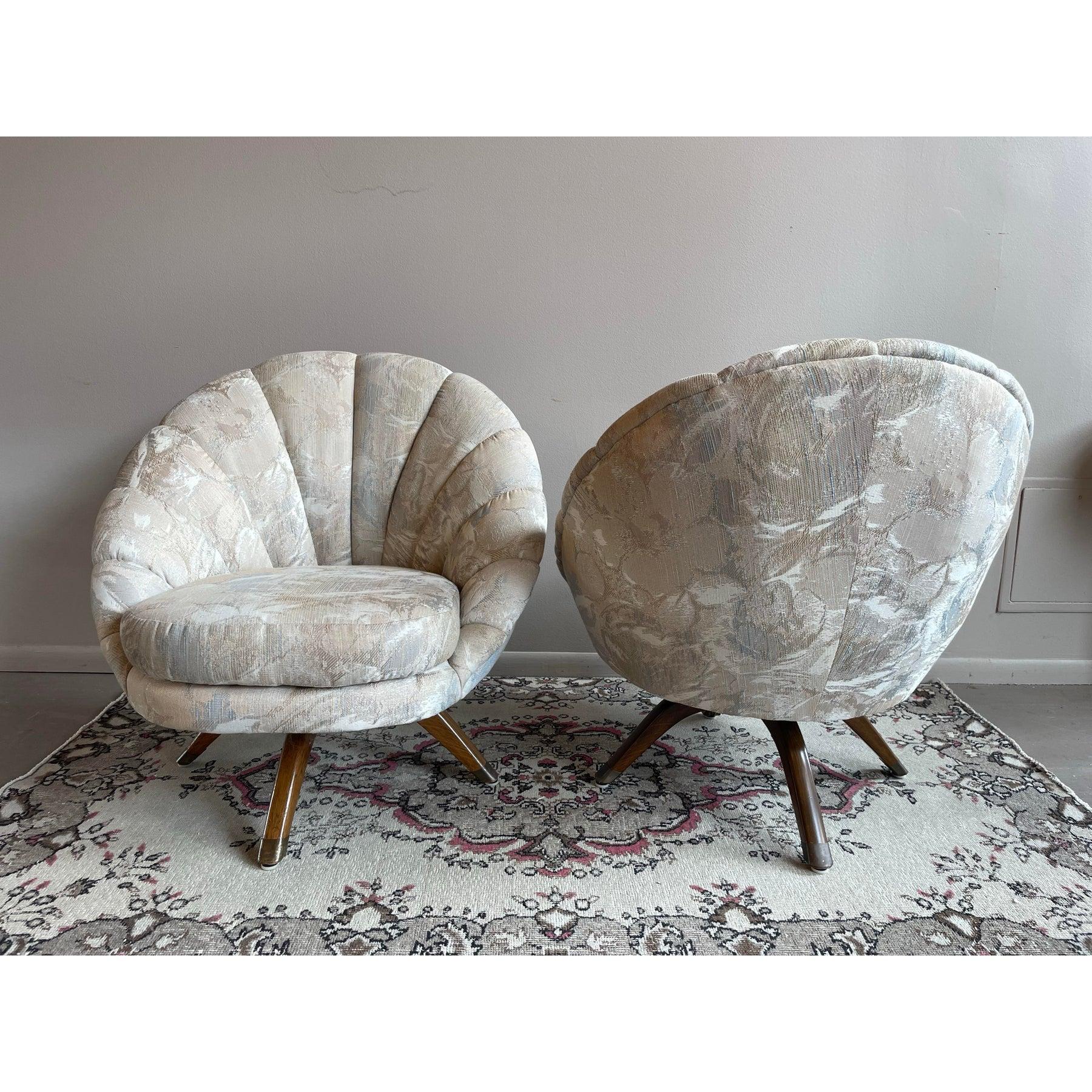 Tissu Paire de chaises pivotantes en coquillage datant des années 1960 en vente