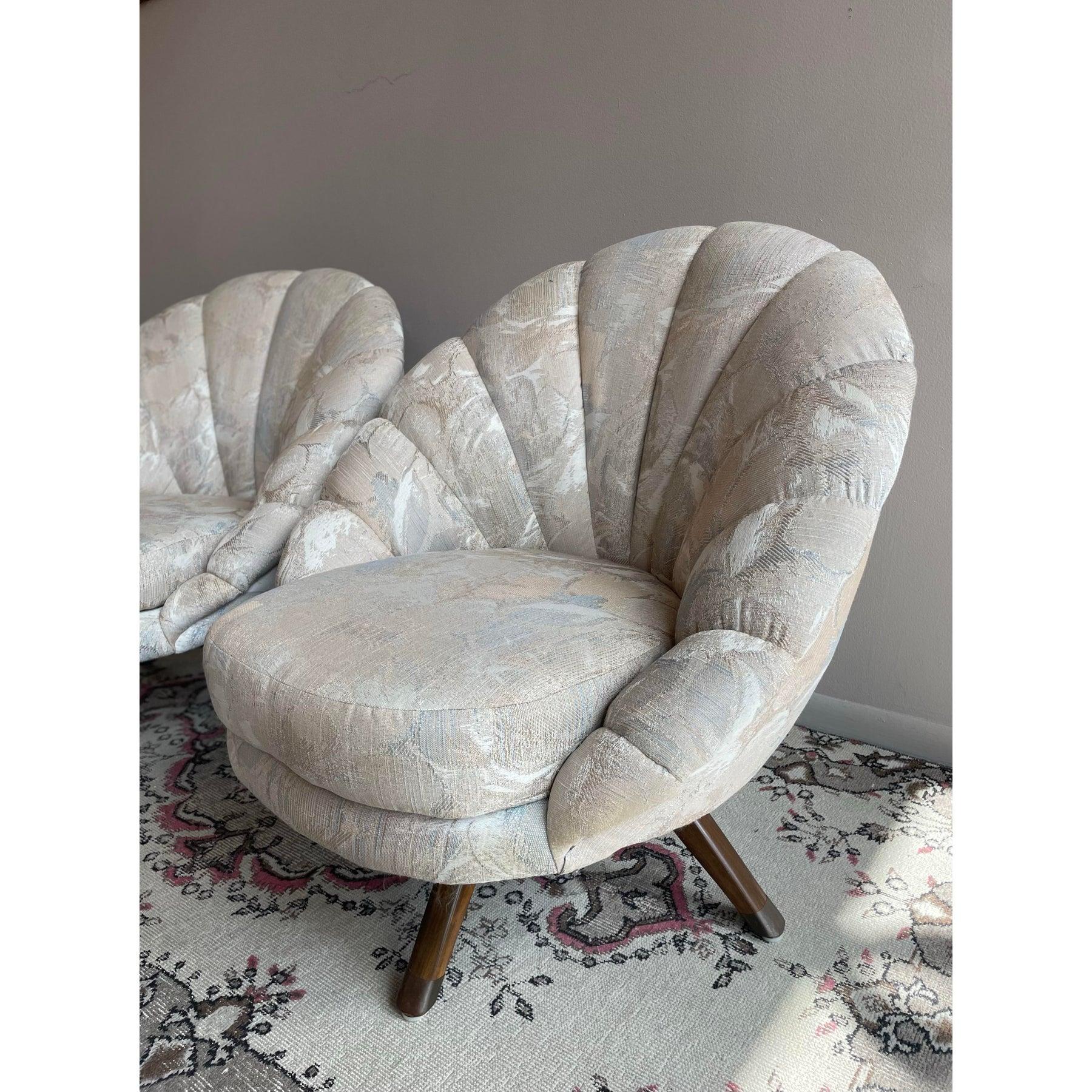 Paire de chaises pivotantes en coquillage datant des années 1960 en vente 2