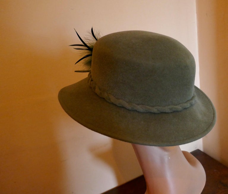 1960s Vintage Shooting Party Country Living Hat Designed by Connor

Moss Green Felt hat ideal for Country pursuits hunting shooting party etc, platted felt band trimmed with feathers 
Country Style, that says it all, a superb piece

The hat is very