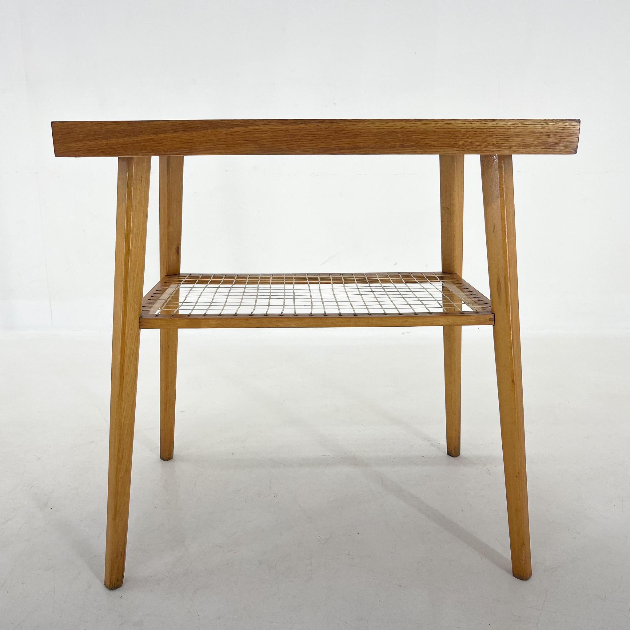 Table basse vintage en bois qui était couramment utilisée comme table de télévision dans les années 1960.