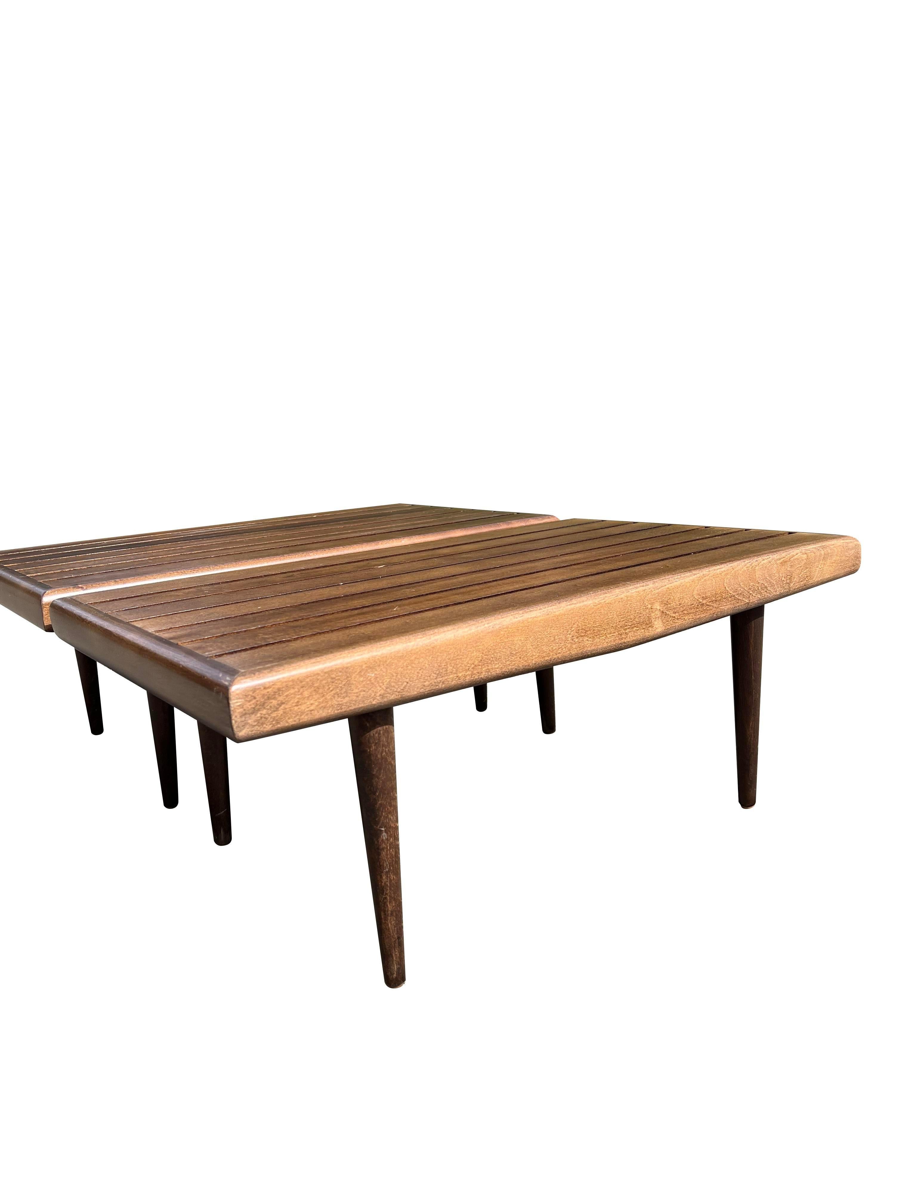 1960er Jahre Vintage Lattenbänke oder Beistelltische im modernen dänischen Stil ein Paar (Holz) im Angebot