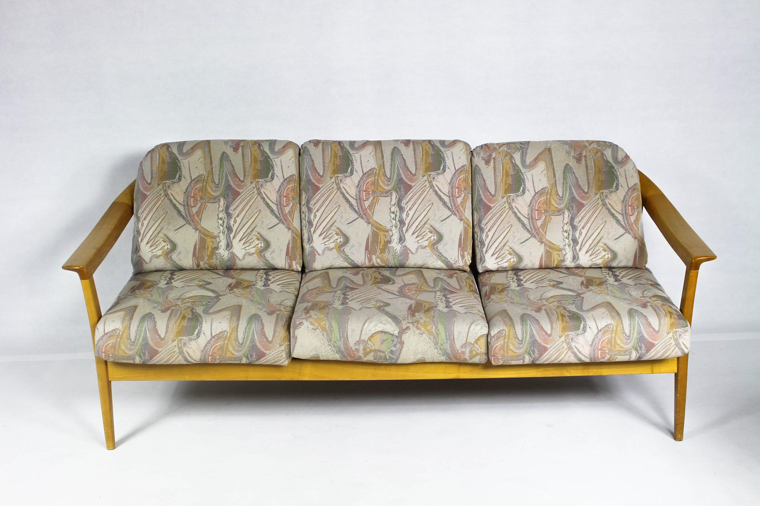 Canapé vintage en bois de cerisier, fabriqué par Wilhelm Knoll.
Le canapé a une bonne structure et des accoudoirs bien dessinés.
Disponible également avec 2 chaises.