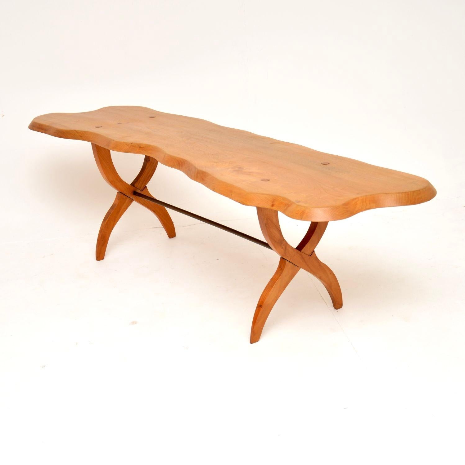 Anglais Table basse en orme massif vintage des années 1960 en vente
