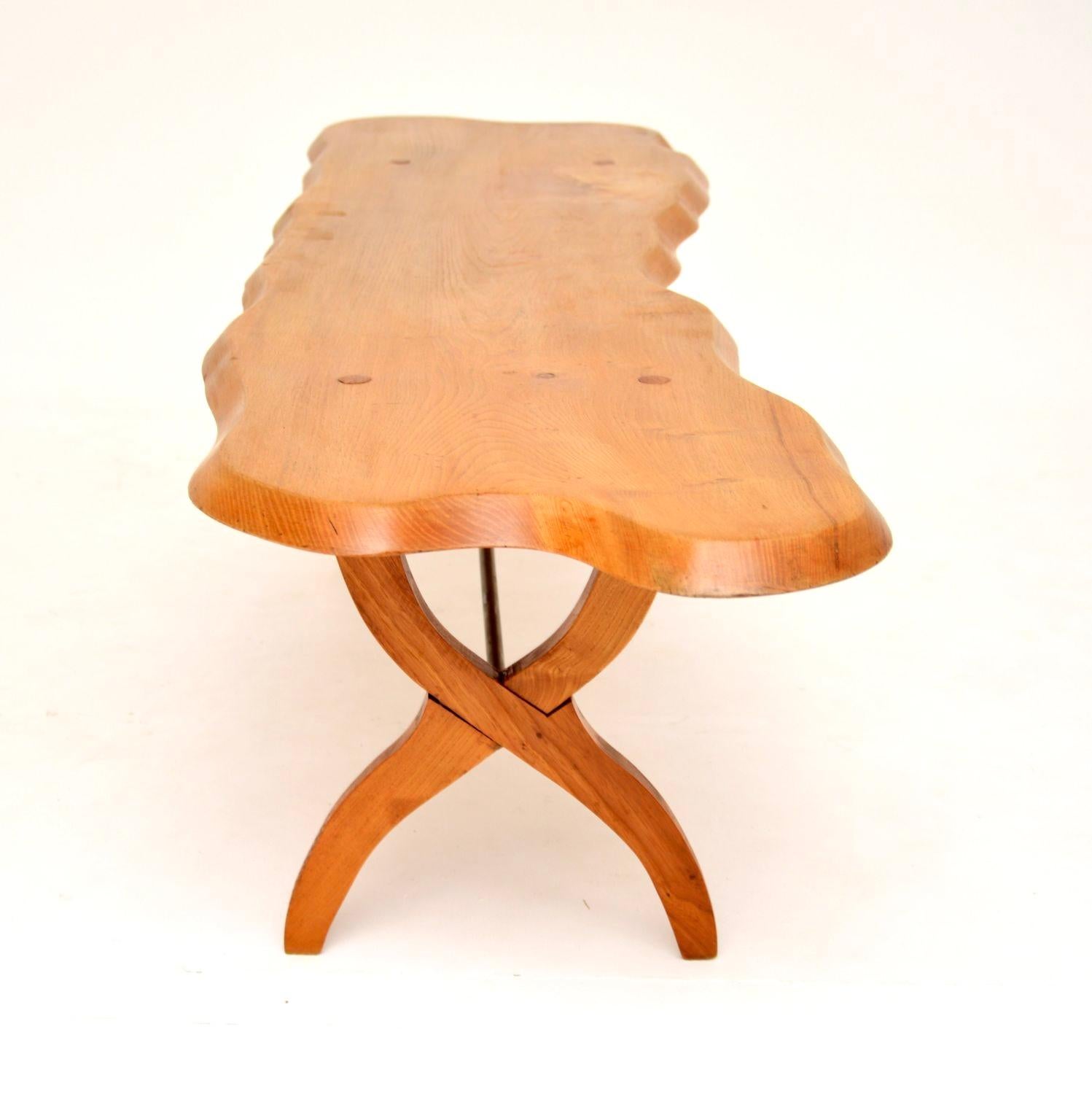Table basse en orme massif vintage des années 1960 Bon état - En vente à London, GB