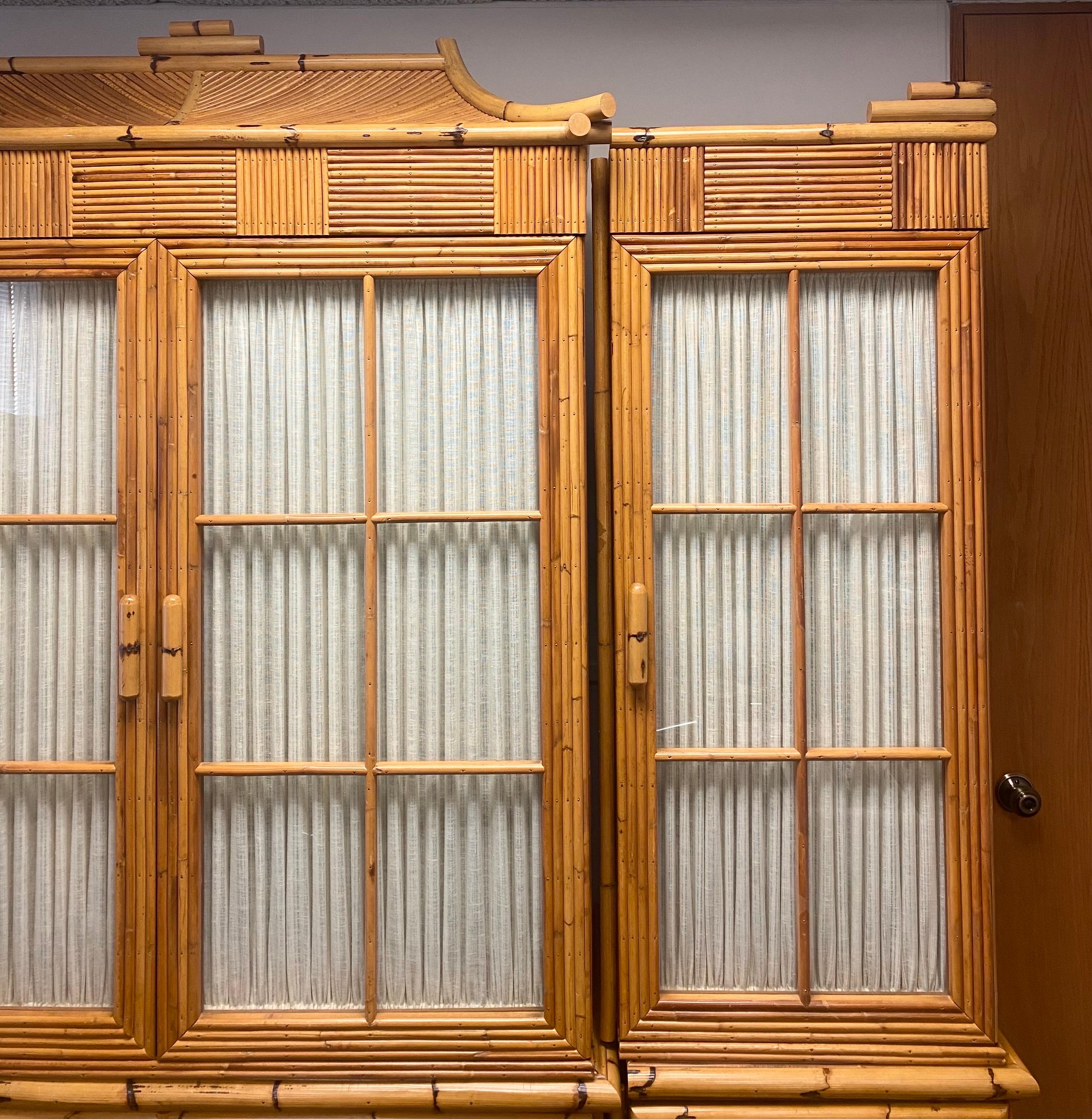 1960s Vintage Split Reed Bamboo Rattan Pagoda Display Cabinet, 6 Pieces In Good Condition In Farmington Hills, MI