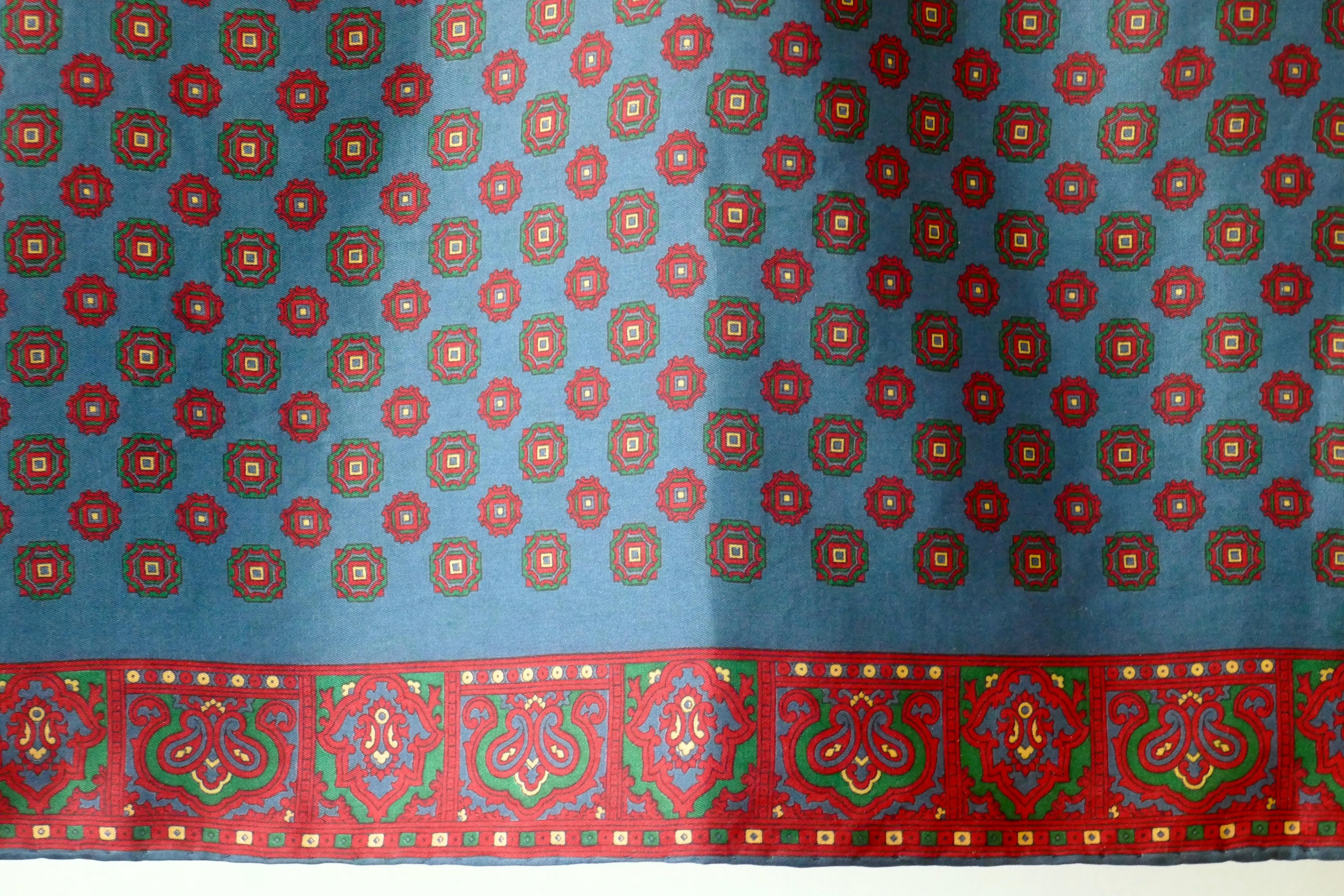 Écharpe carrée vintage en soie à motif cachemire traditionnel, années 1960

Fond bleu foncé avec  Motif traditionnel islamique Paisley Large  Bordure en rouge et vert
Mesure 26 
