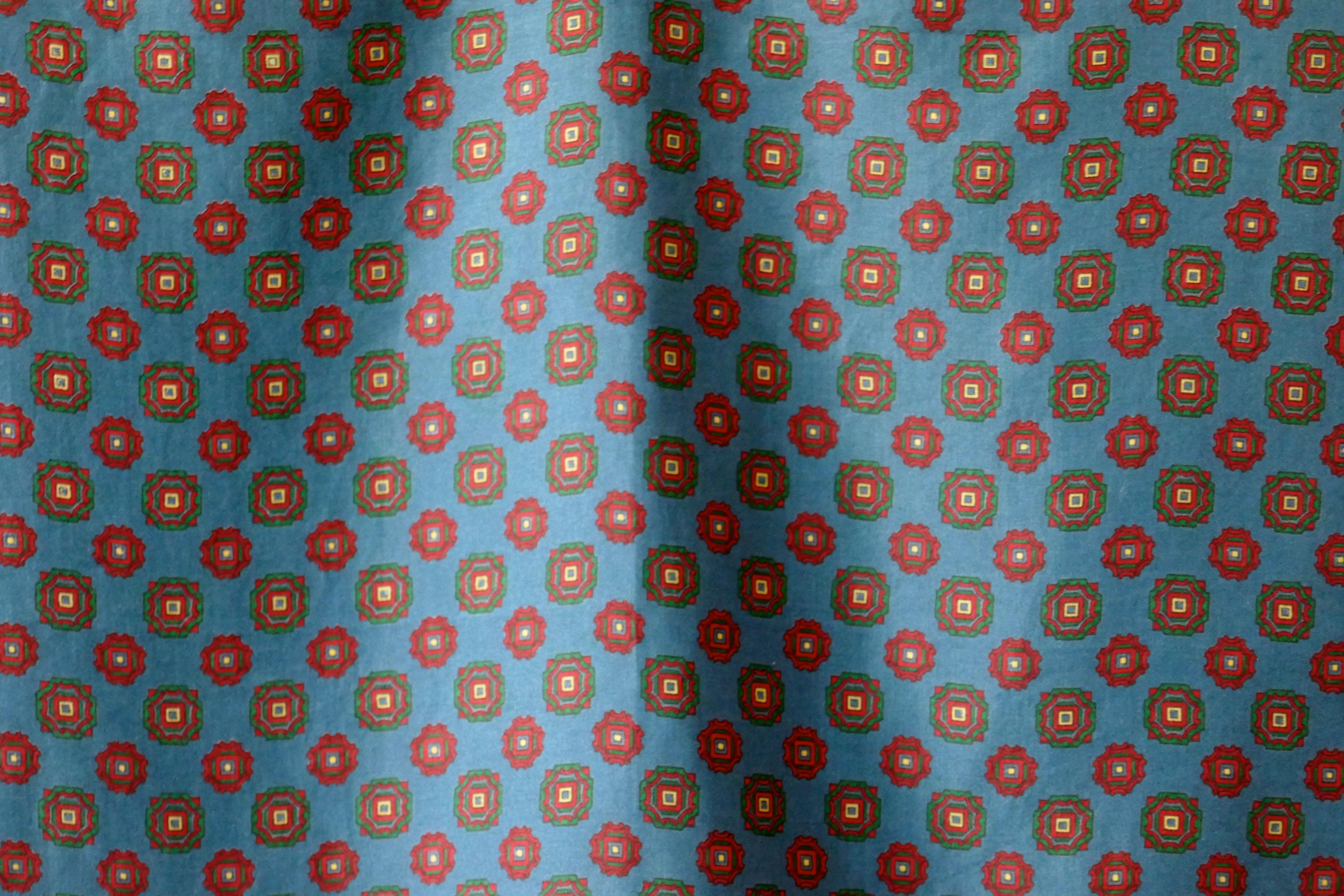 Écharpe carrée vintage en soie à motif cachemire traditionnel, années 1960 Unisexe en vente