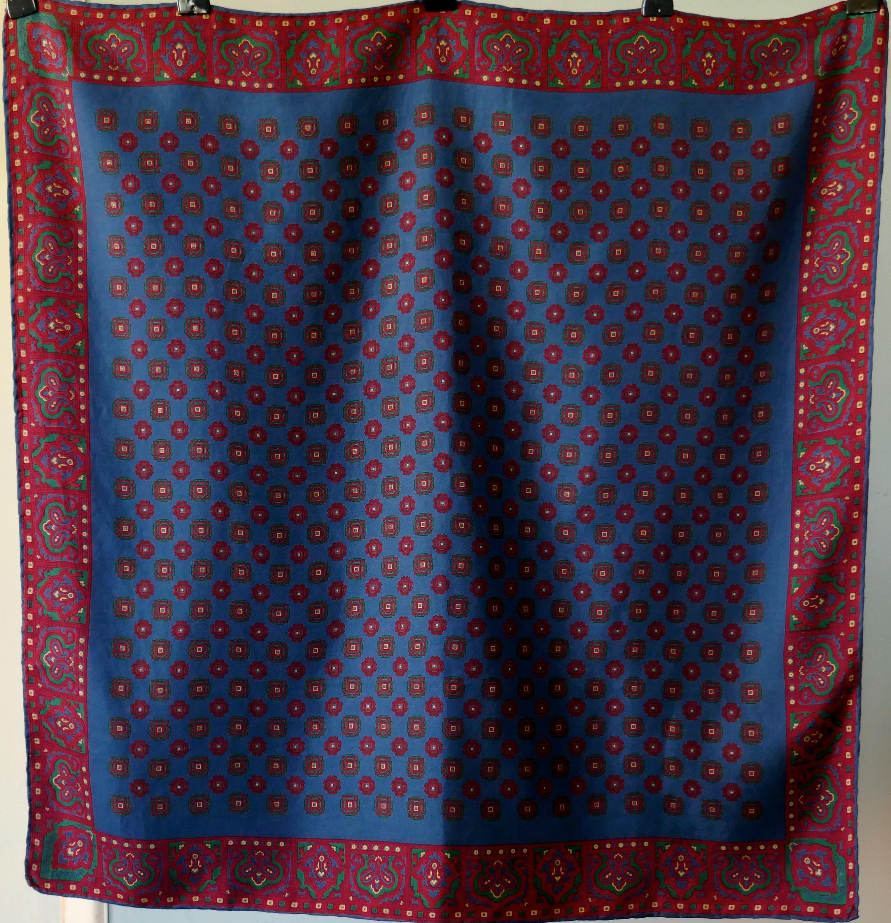 Écharpe carrée vintage en soie à motif cachemire traditionnel, années 1960 en vente 1