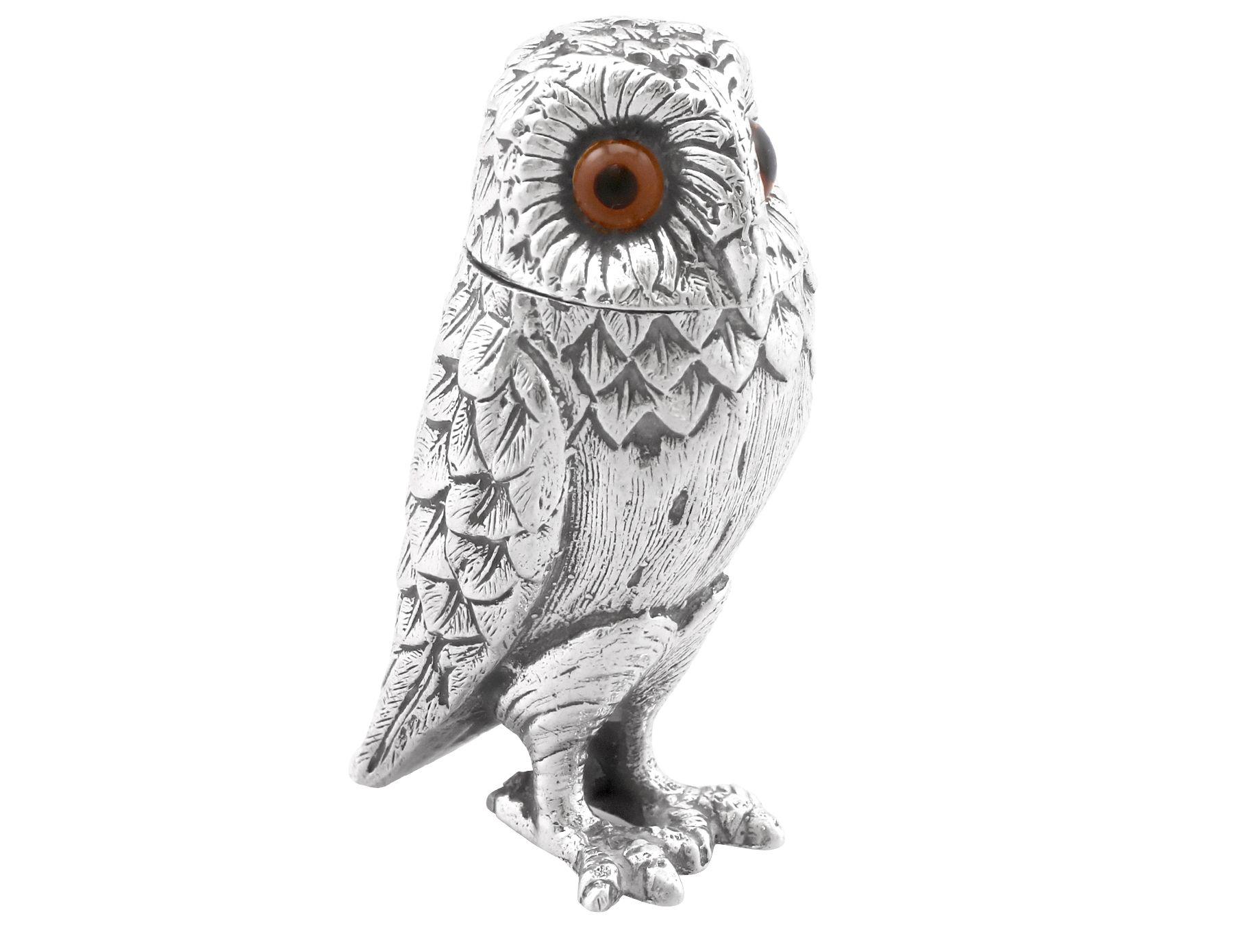 Une exceptionnelle, fine et impressionnante poivrette hibou en argent sterling Elizabeth II ; un ajout à notre collection d'argenterie liée aux animaux

Cette exceptionnelle poivrette en argent sterling coulé de l'époque victorienne a été modelée