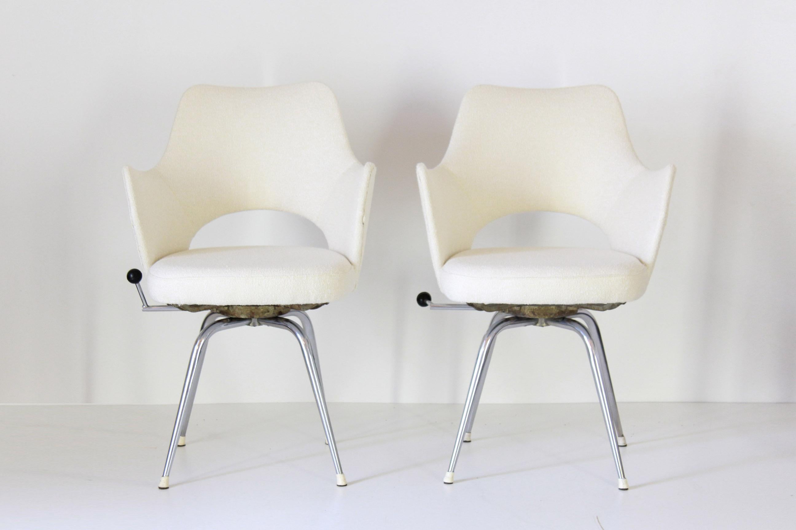 Set of two 1960s swivel chairs with chromed structure and stuffed seat with whit cover white fabric. The set has been fully restored. In excellent conditions.

 