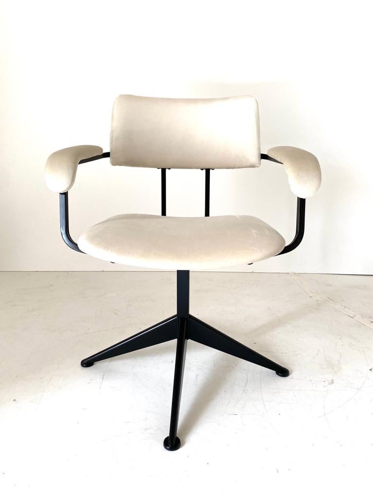Vintage swivel desk chair from the 1960s. Made in Italy in pure industrial style. Black steel swivel frame (360°), beige velvet upholstery. The item has been restored as follows:
The original fabric has been replaced with waterproof beige velvet.
