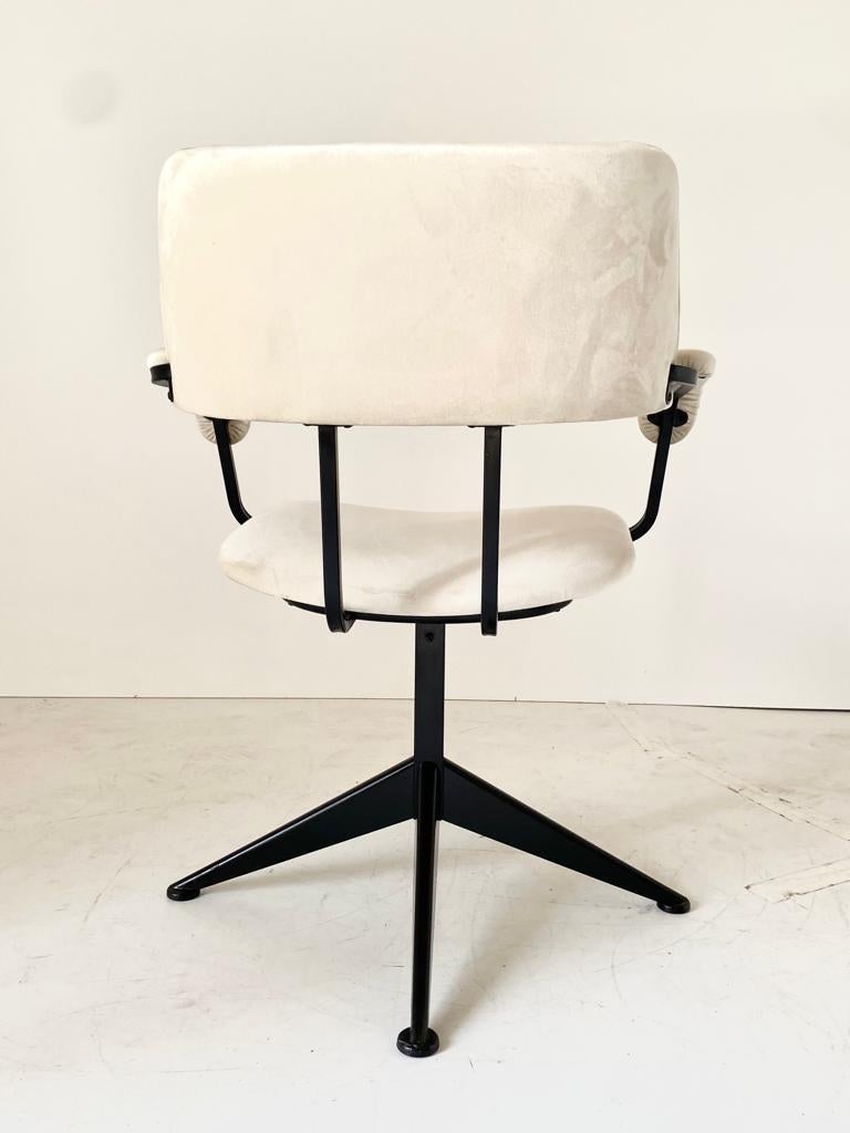 1960s vintage swivel velvet desk chair In Good Condition In Ceglie Messapica, IT