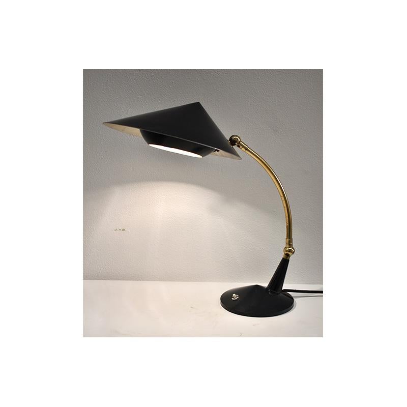 Lampe de table des années 60, fabrication italienne.
Design linéaire et élégant.