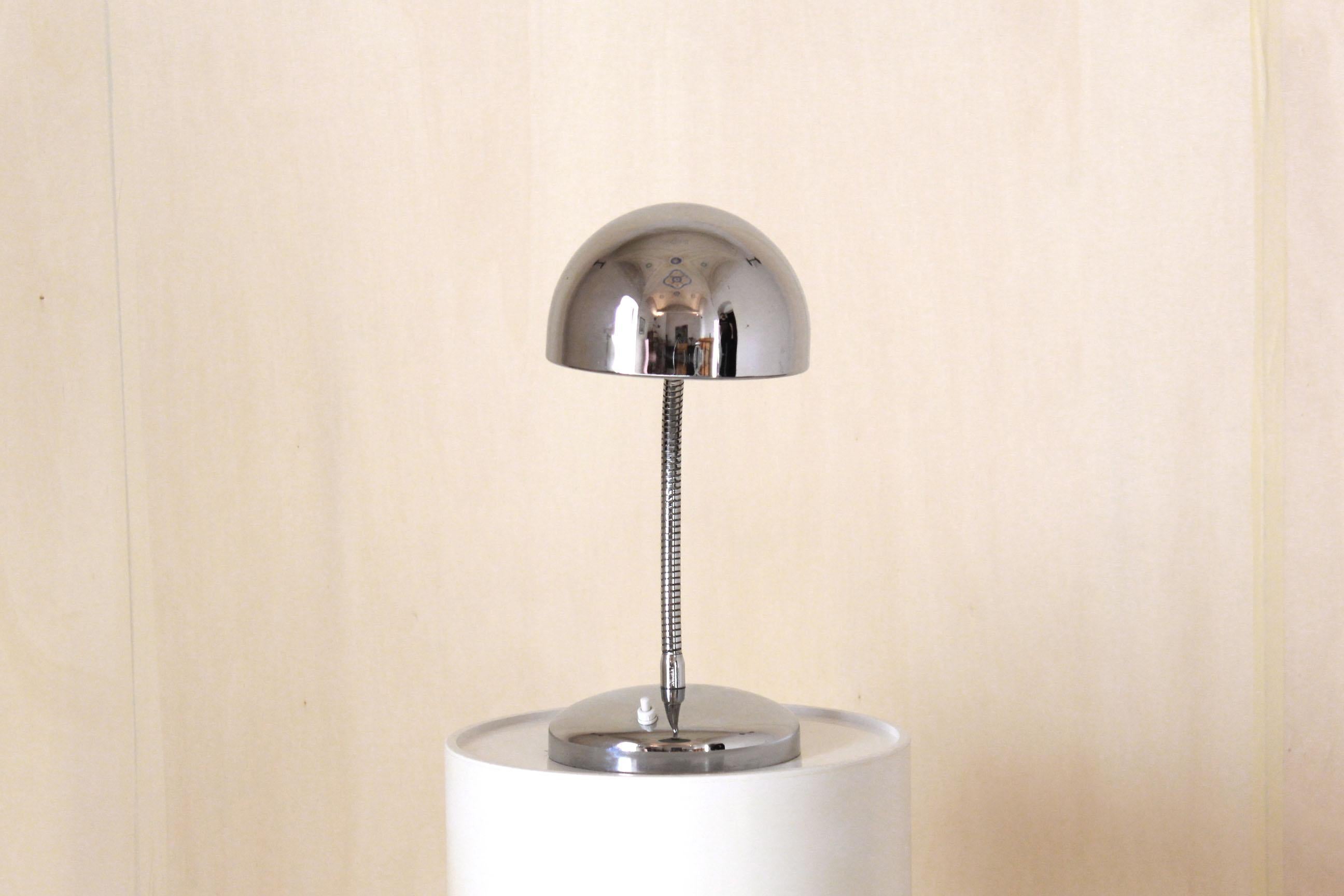 A 1960s flexible table lamp with chromed structure. In really good conditions. The table lamp has been revised by a professional electrician. Fully working.