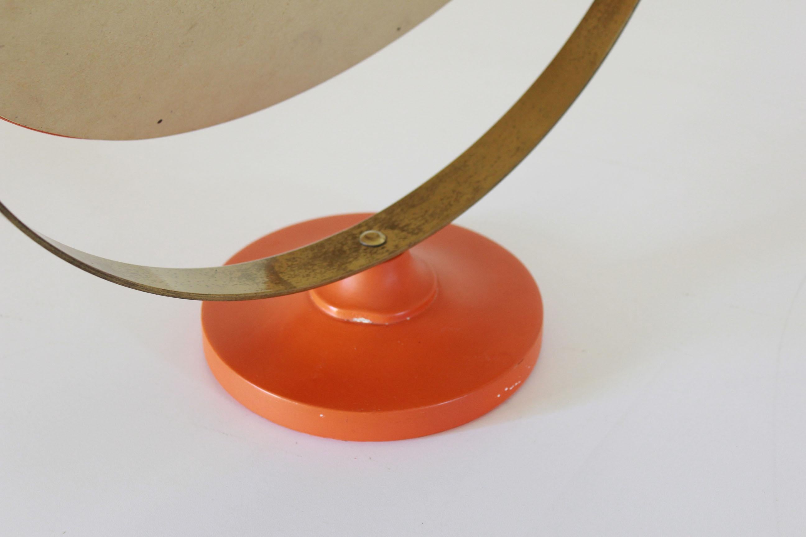 Italienischer Vintage-Tischspiegel mit orangefarbenem Holz- und Messingrahmen. im Angebot 6