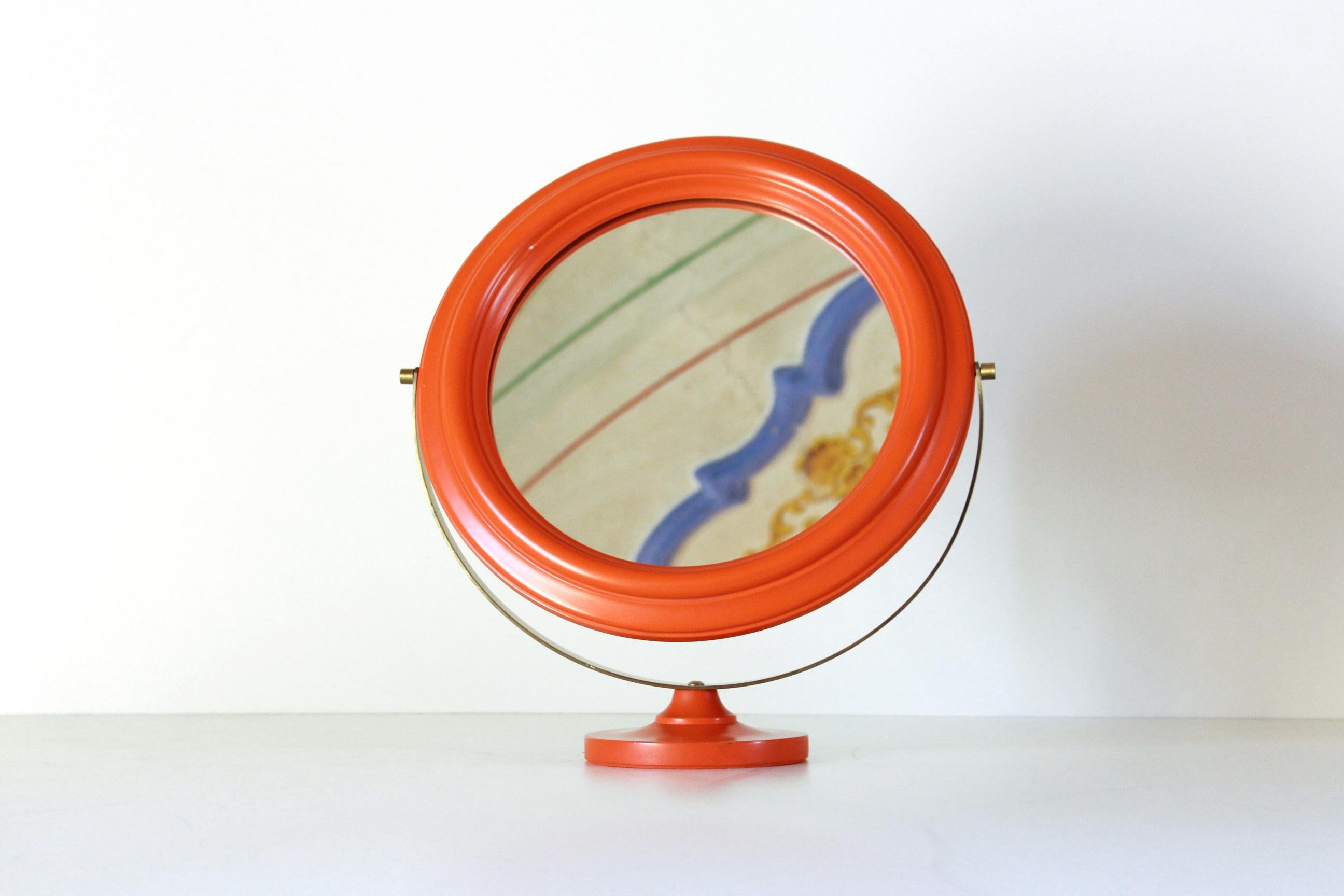 Vintage italian table mirror with orange wood and brass frame. For Sale 6