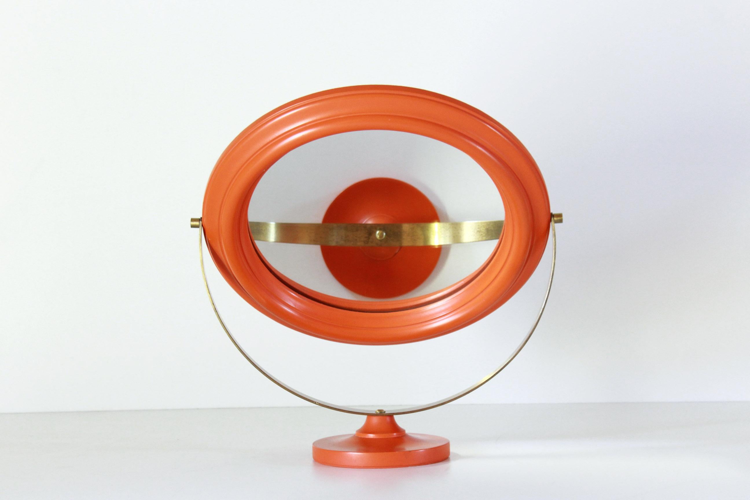 Vintage Tischspiegel mit orangefarbenem Holzrahmen und Messingsockel, Italien 1960er Jahre
Ein gemütlicher Tischspiegel im Vintage-Stil, bestehend aus einer Messingstruktur und einem verstellbaren Holzrahmen. In sehr gutem Zustand mit nur wenigen