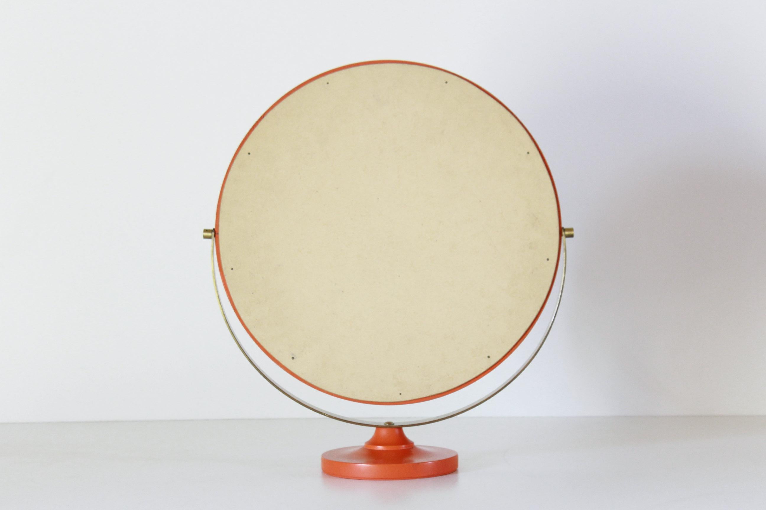 Mid-Century Modern Miroir de table italien vintage avec cadre en bois orange et laiton. en vente