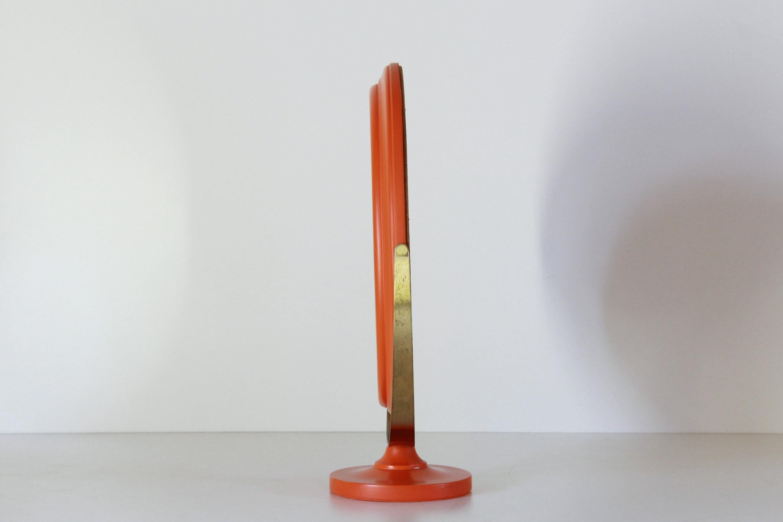Milieu du XXe siècle Miroir de table italien vintage avec cadre en bois orange et laiton. en vente