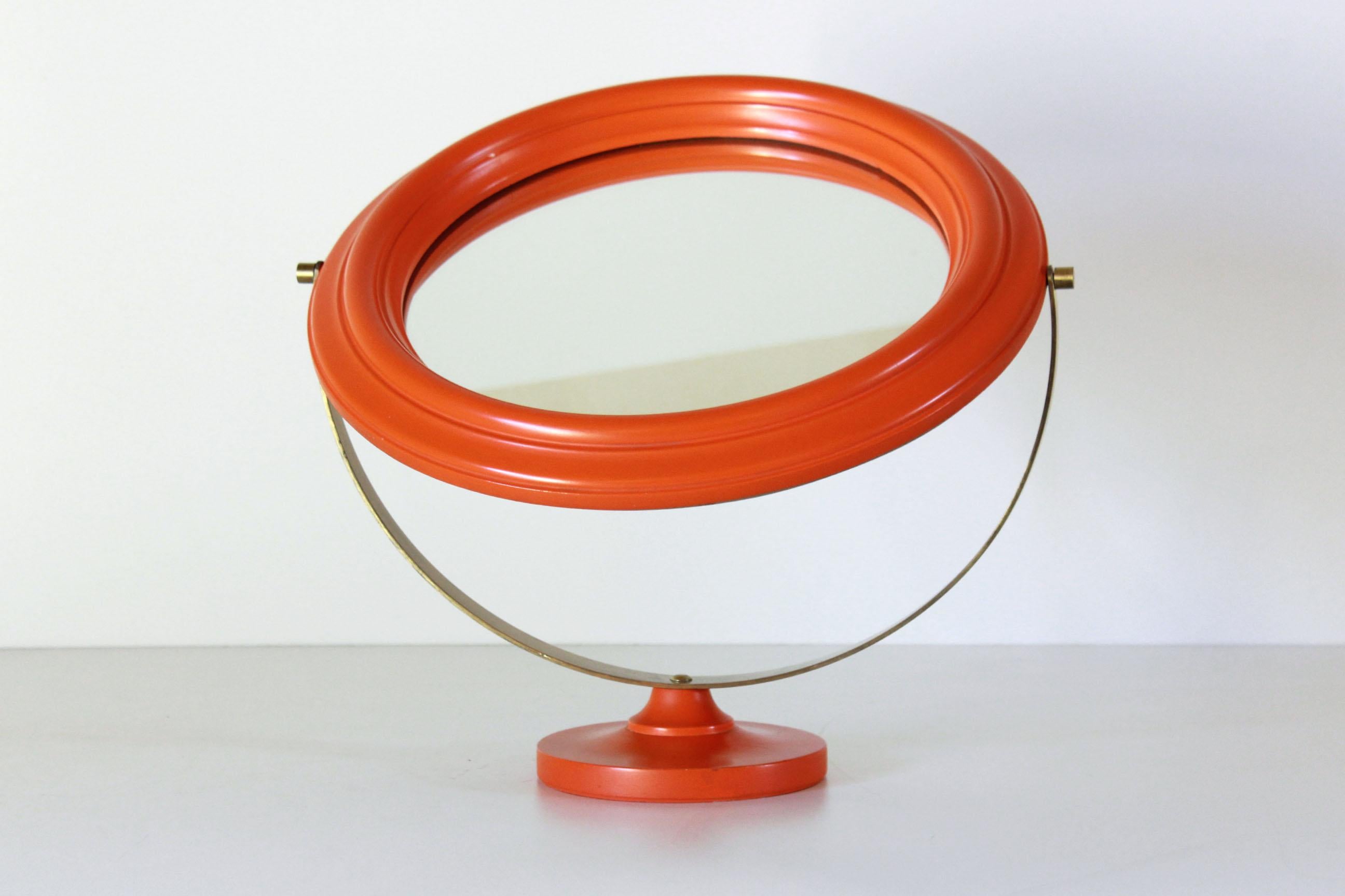 Miroir de table italien vintage avec cadre en bois orange et laiton. en vente 1